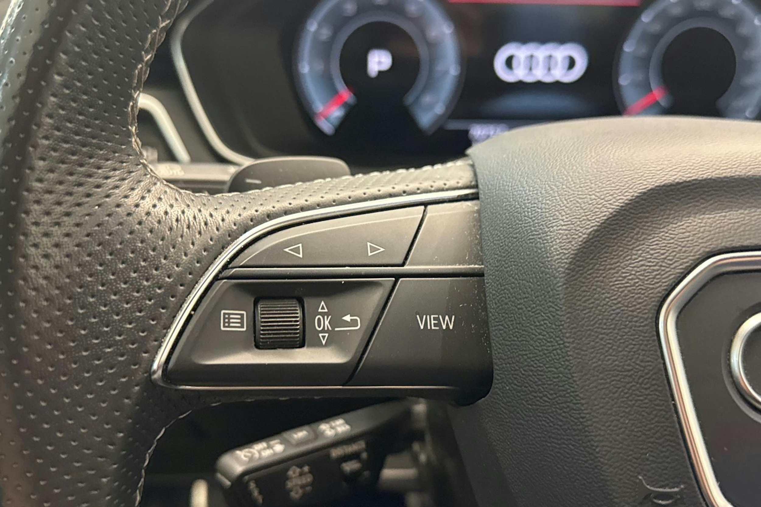 Musta Audi A4 2023 kuva 15.