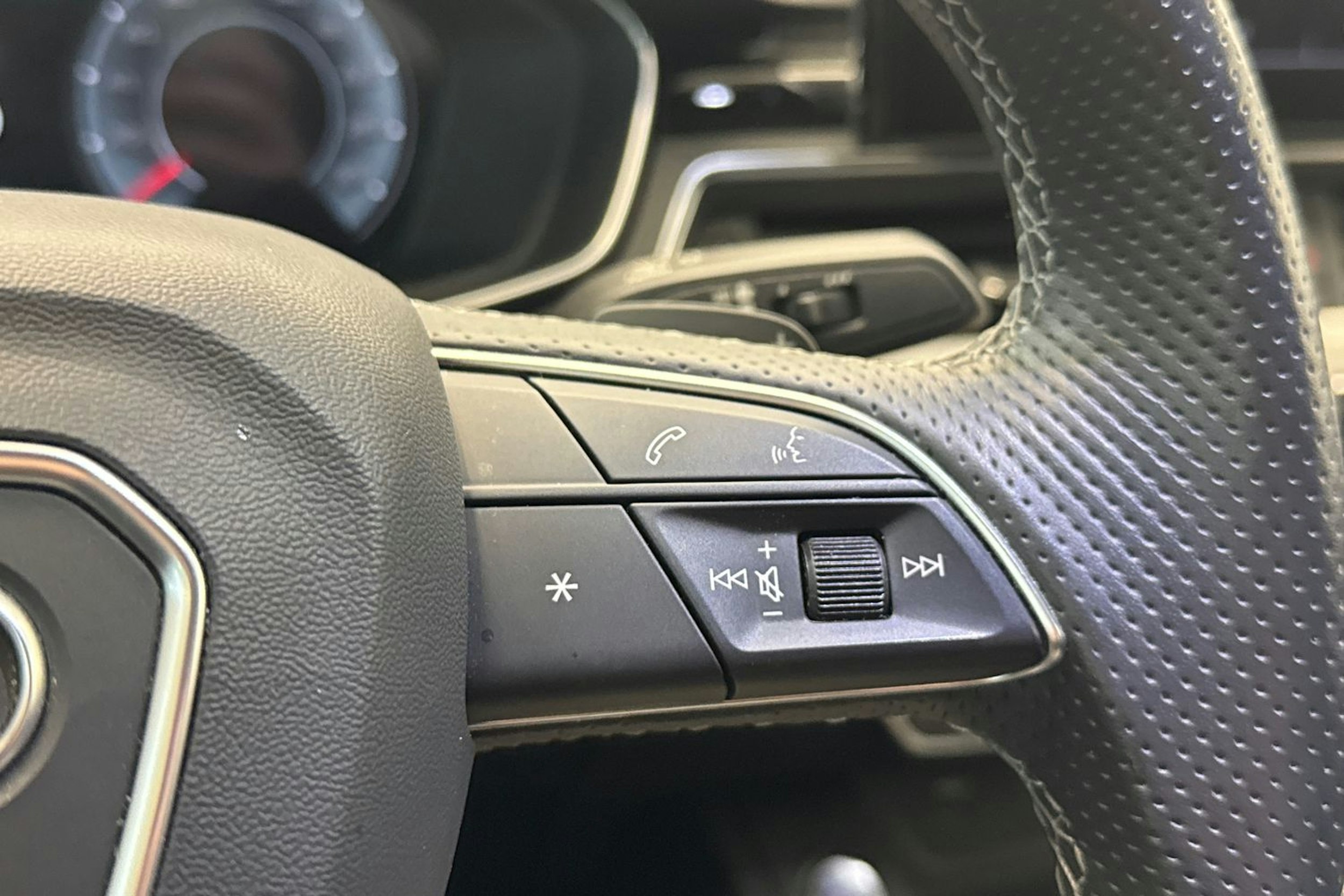 Musta Audi A4 2023 kuva 16.