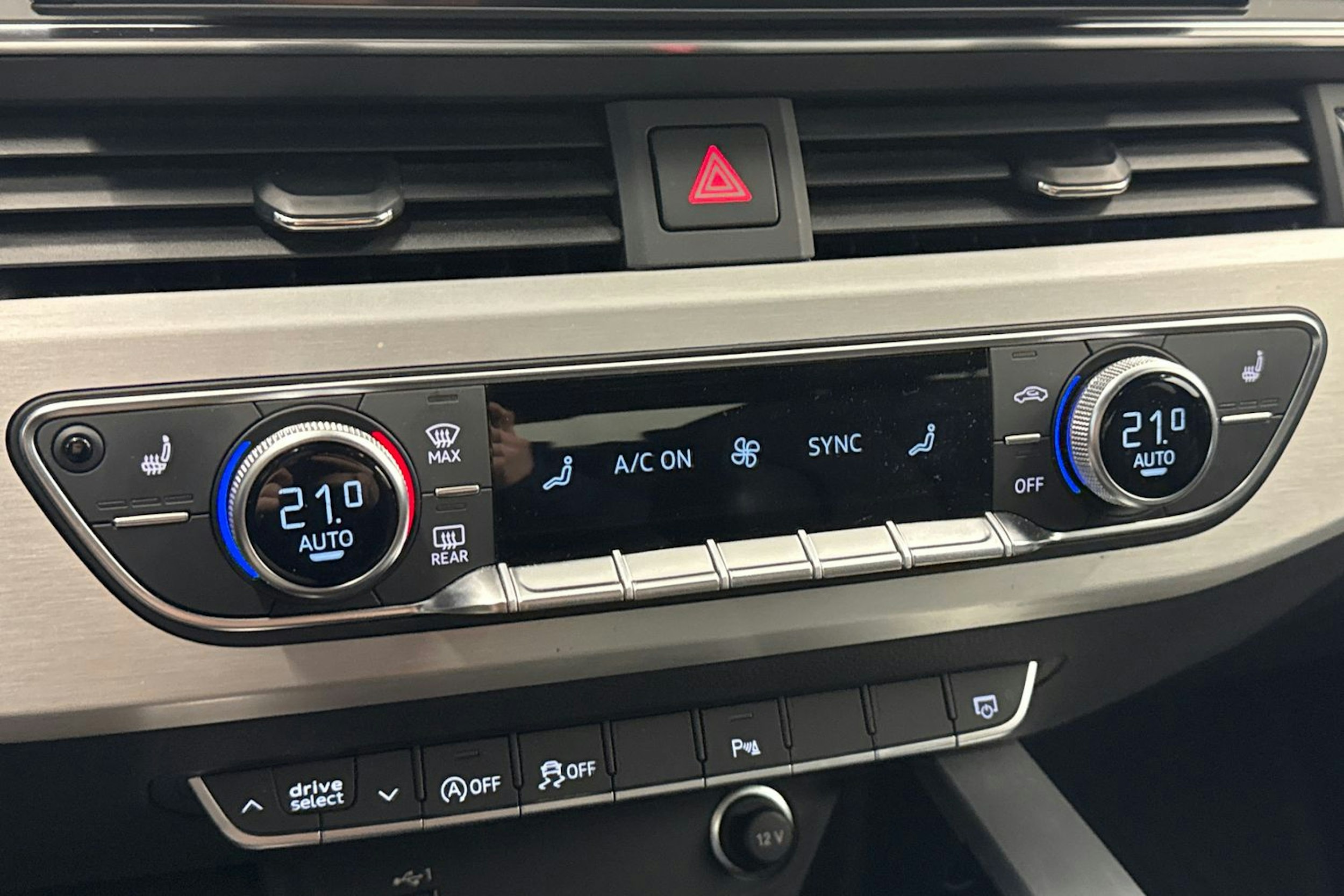 Musta Audi A4 2023 kuva 19.