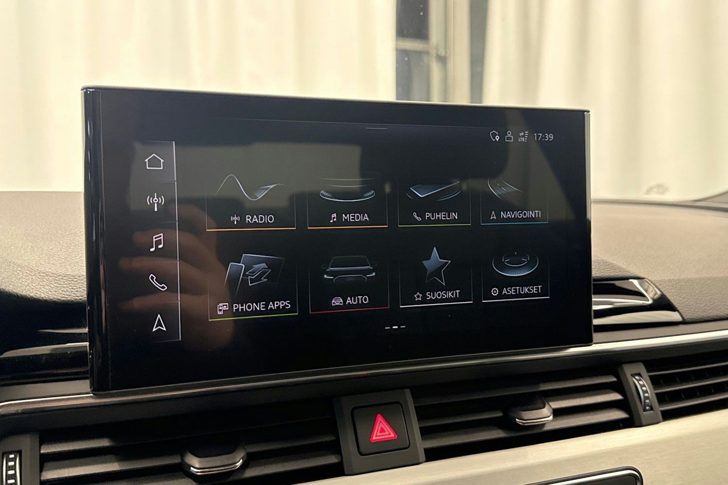 Musta Audi A4 2023 kuva 20.