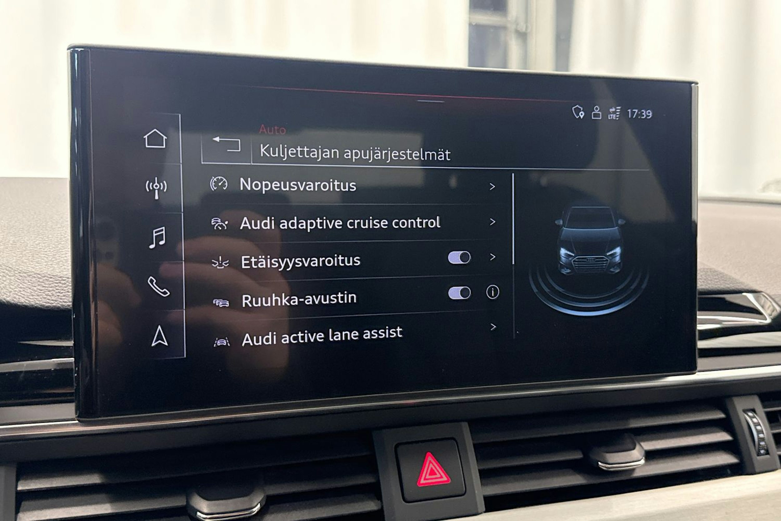 Musta Audi A4 2023 kuva 21.