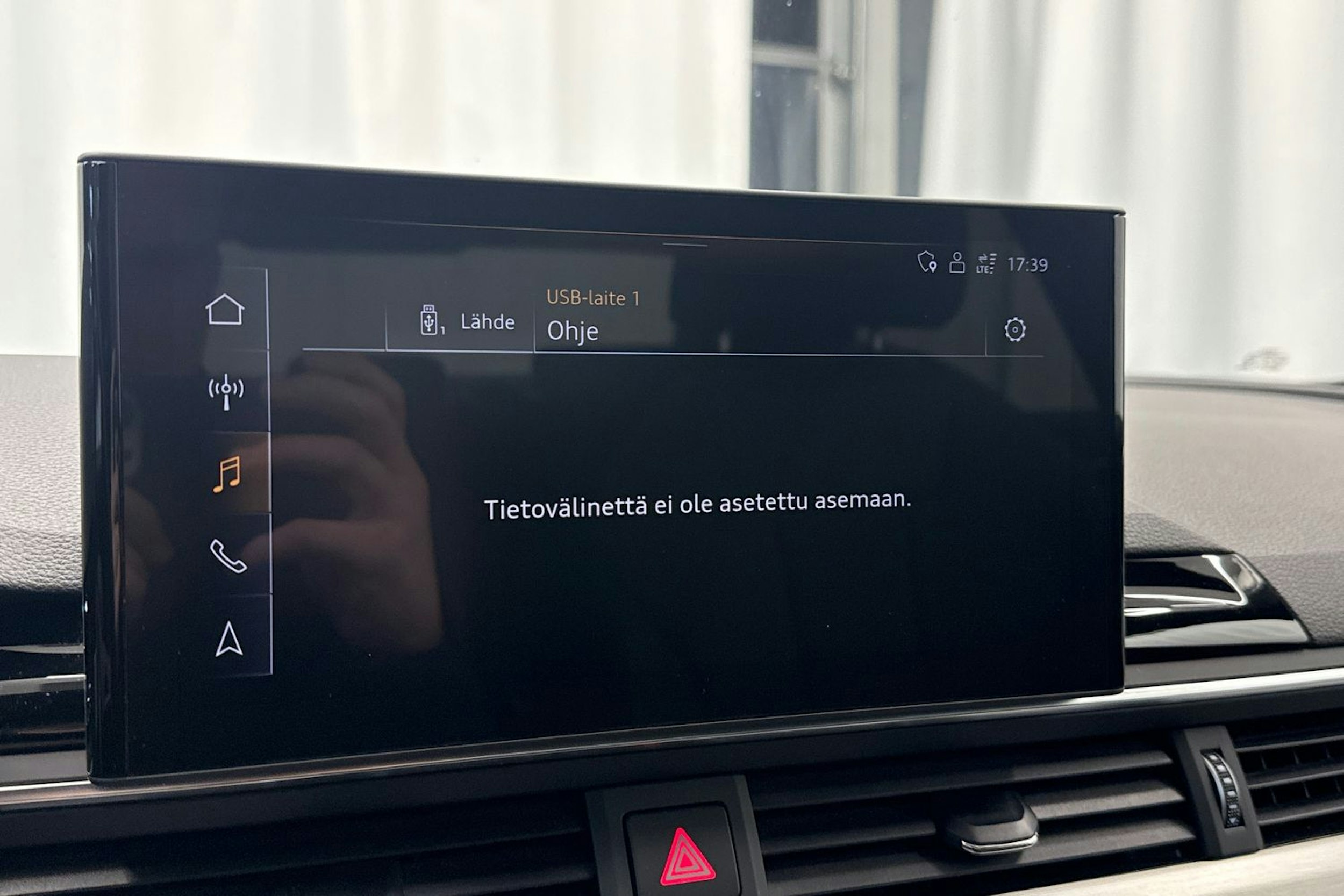 Musta Audi A4 2023 kuva 22.