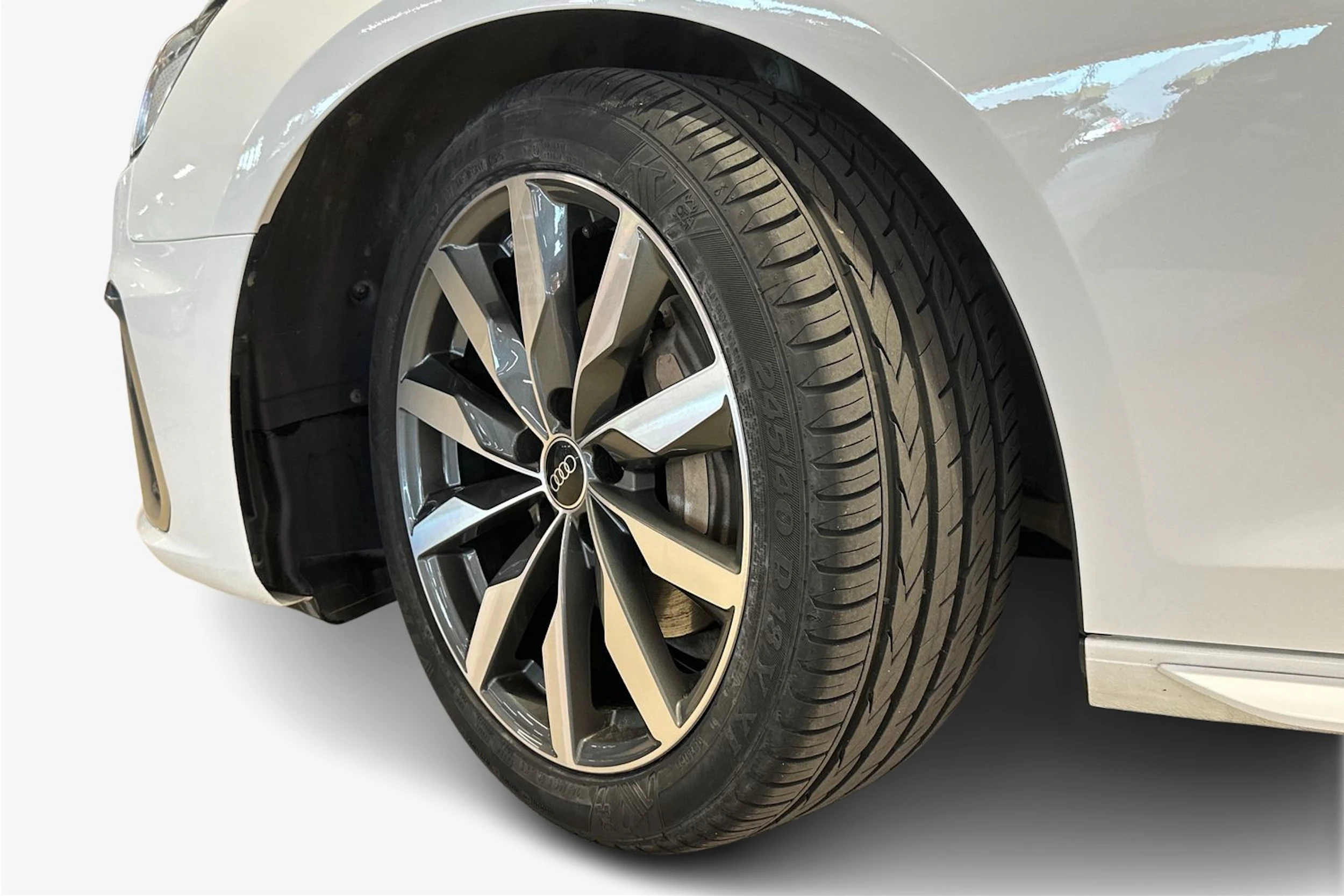 valkoinen Audi A4 2023 kuva 9.