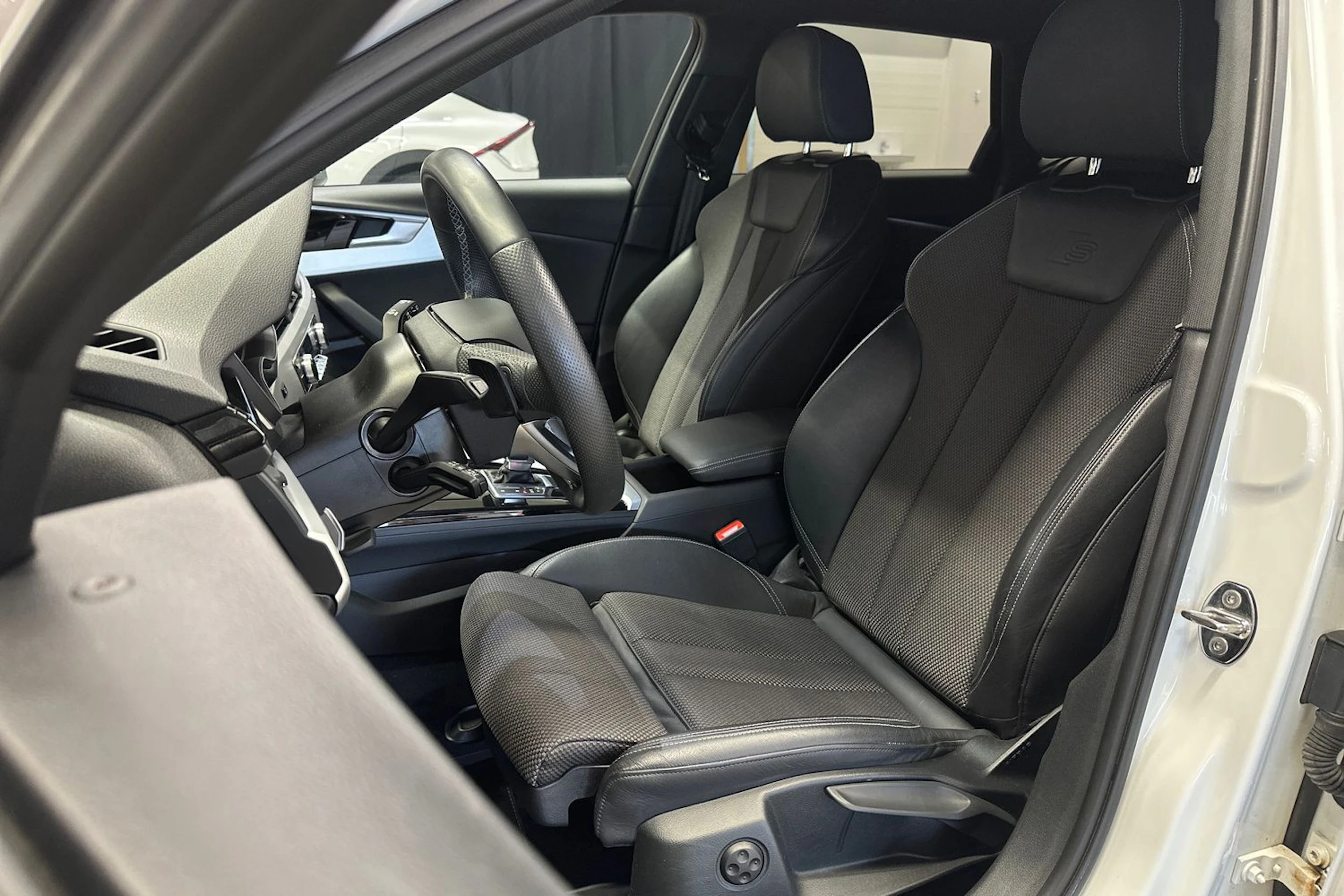 valkoinen Audi A4 2023 kuva 13.