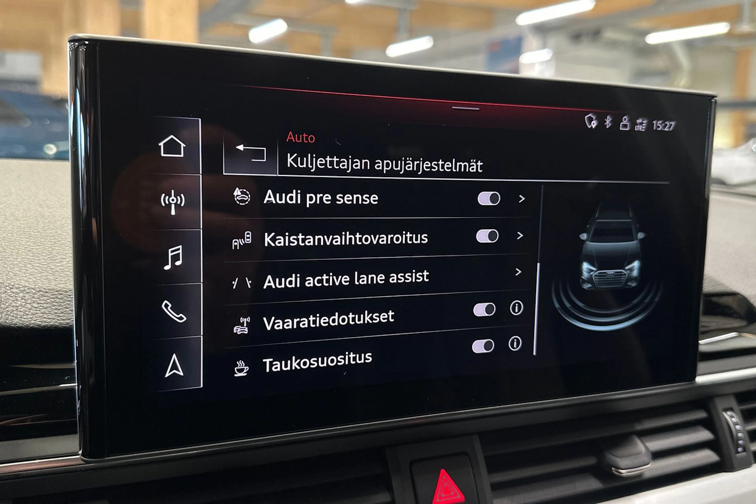 valkoinen Audi A4 2023 kuva 17.