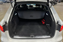 valkoinen Audi A4 2023 kuva 26.