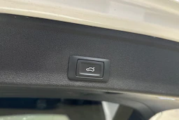 valkoinen Audi A4 2023 kuva 29.