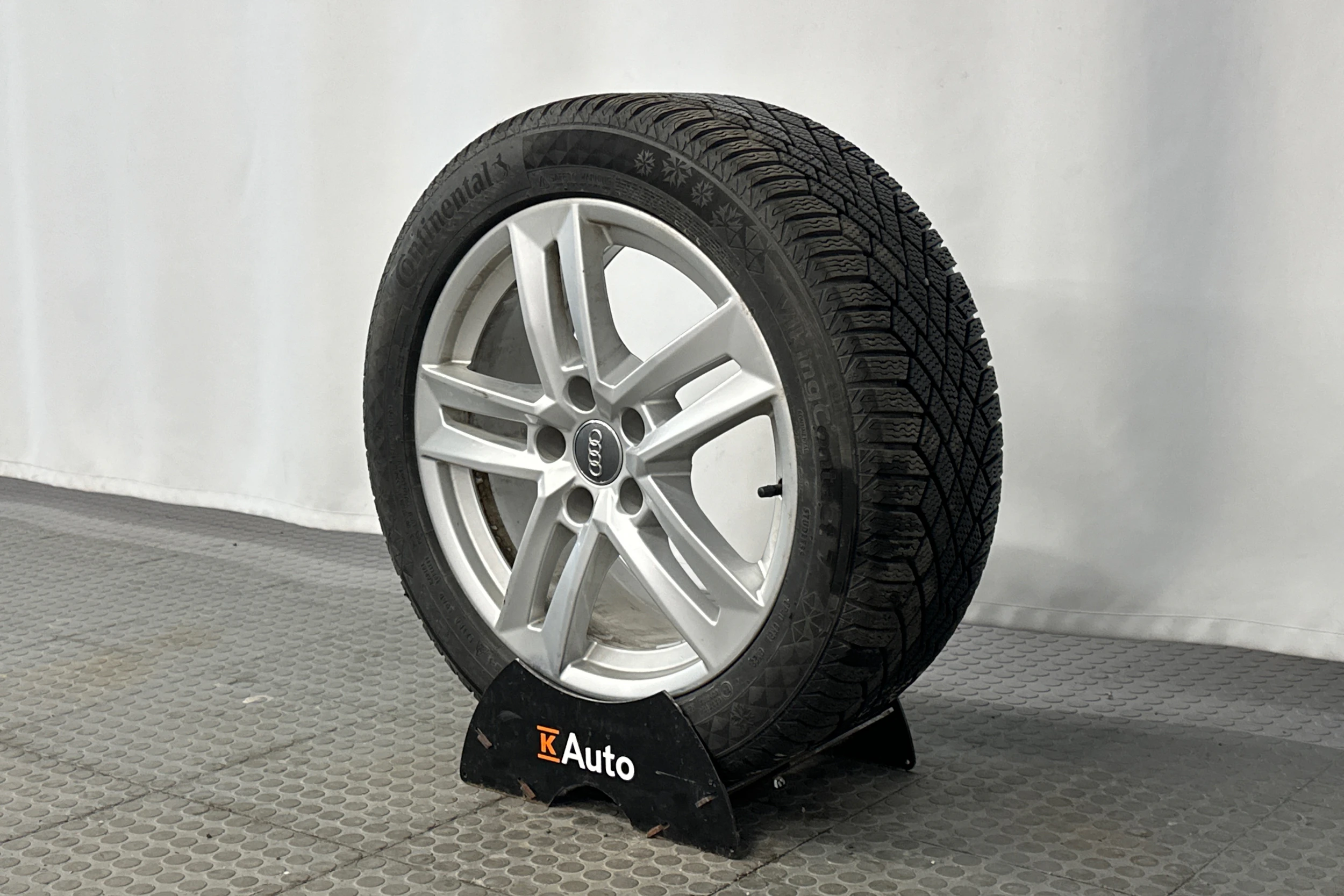 musta Audi A4 2023 kuva 10.