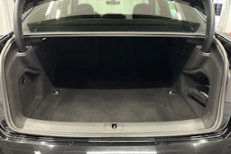 musta Audi A4 2023 kuva 11.