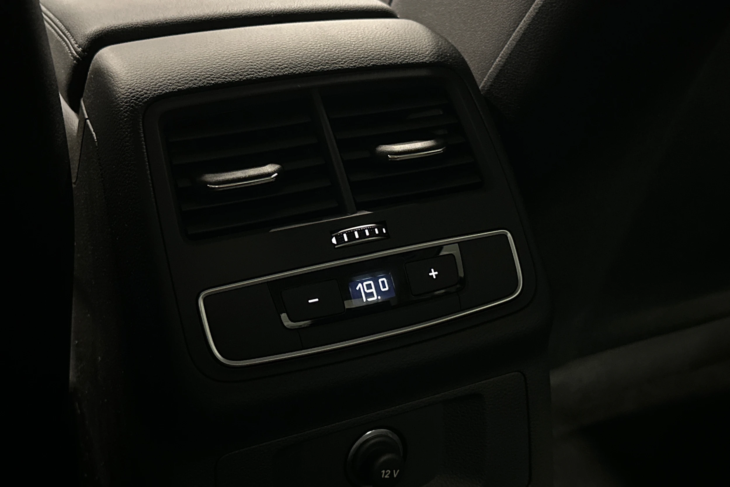 musta Audi A4 2023 kuva 12.