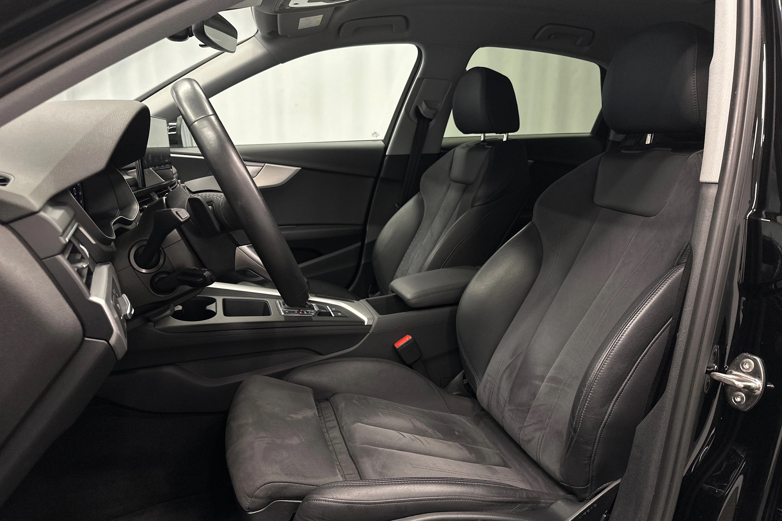 musta Audi A4 2023 kuva 13.