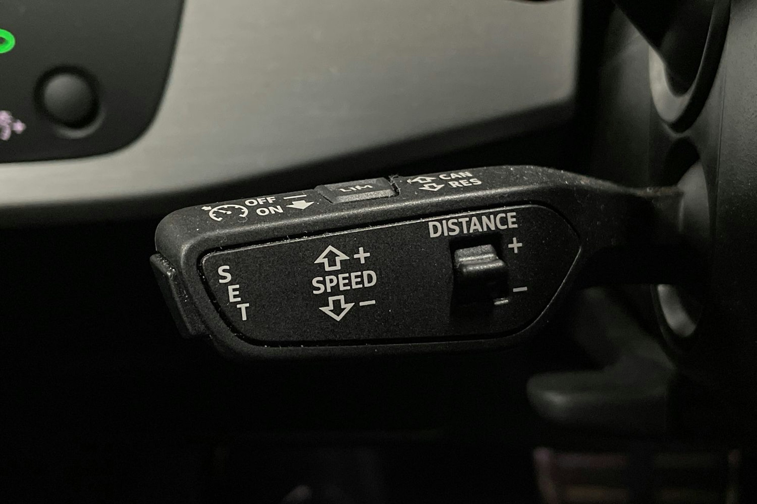 Harmaa Audi A4 2023 kuva 11.