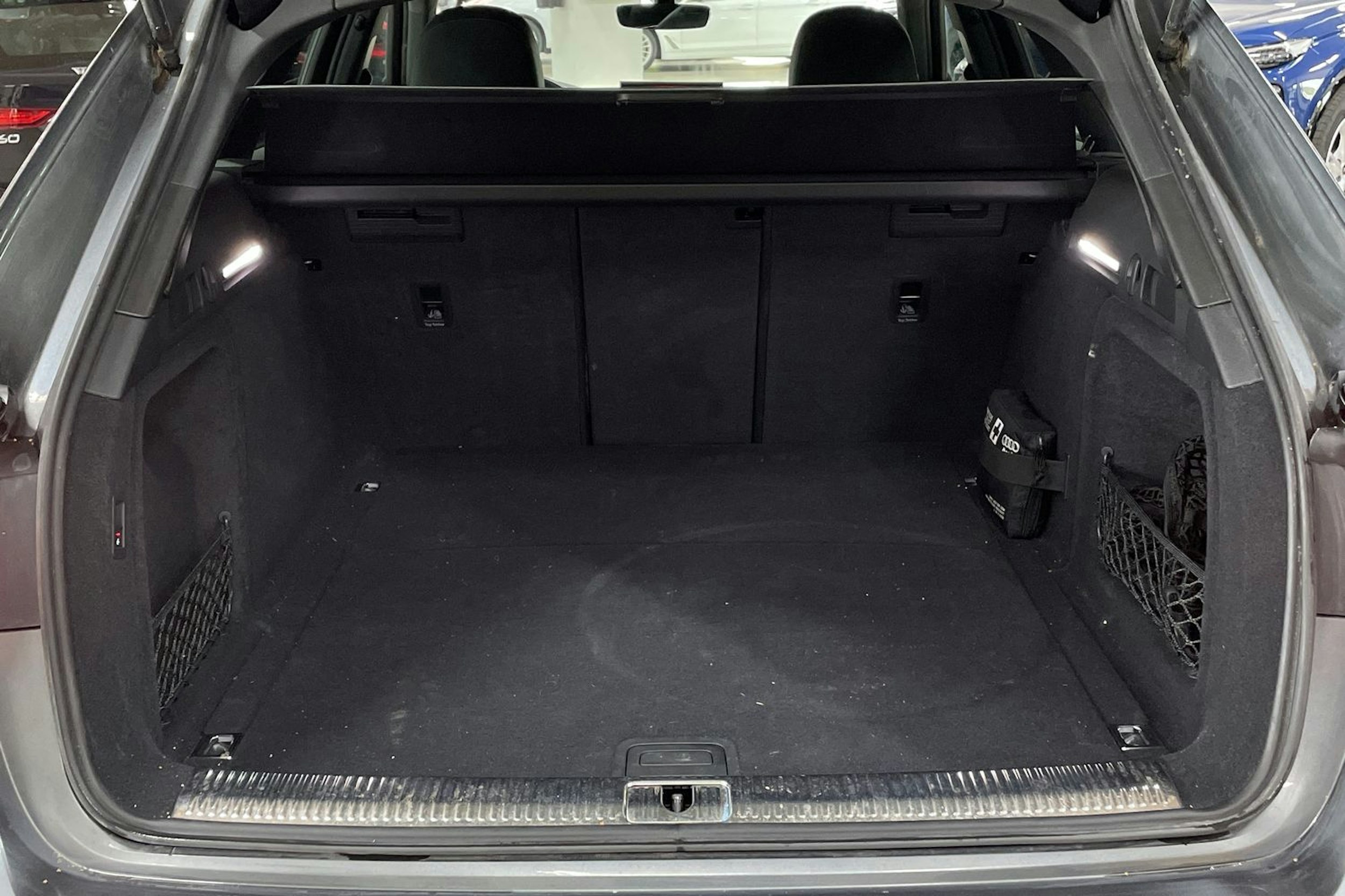 Harmaa Audi A4 2023 kuva 14.