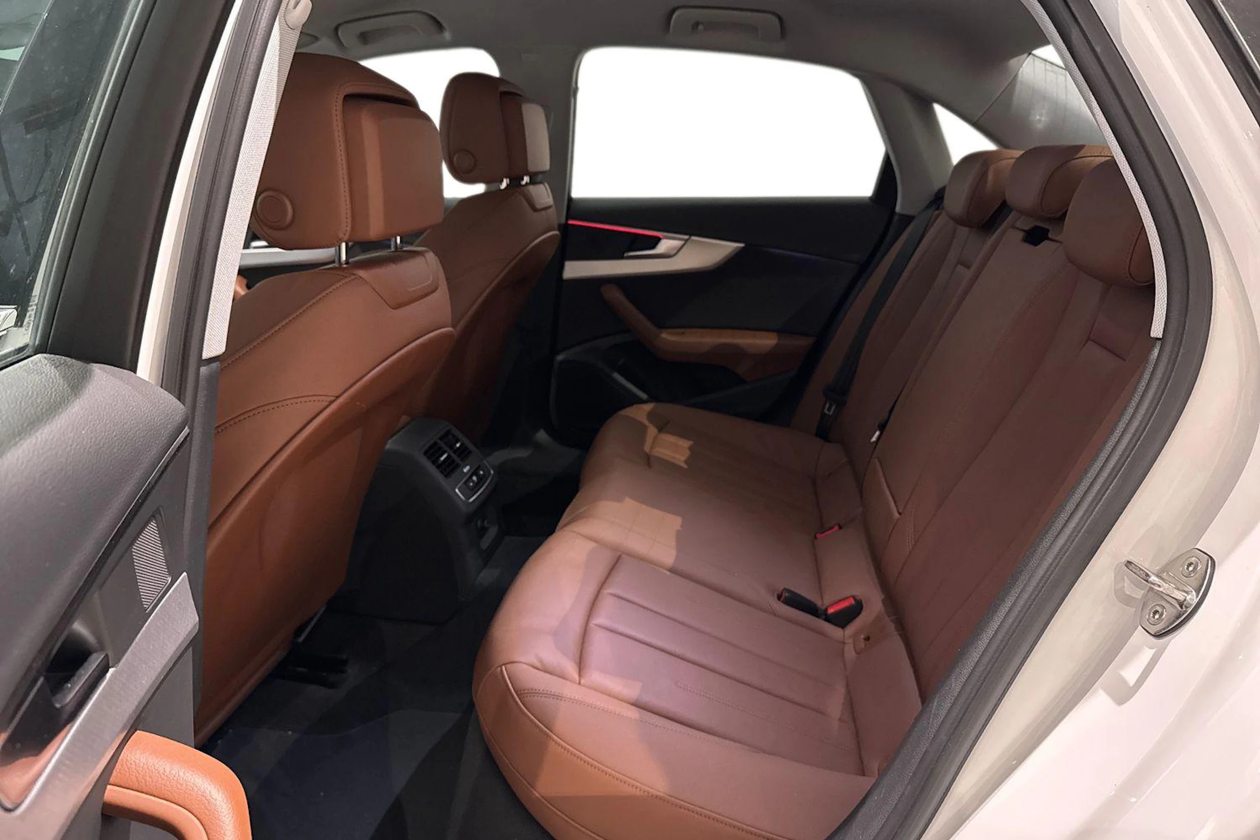 valkoinen Audi A4 2023 kuva 11.