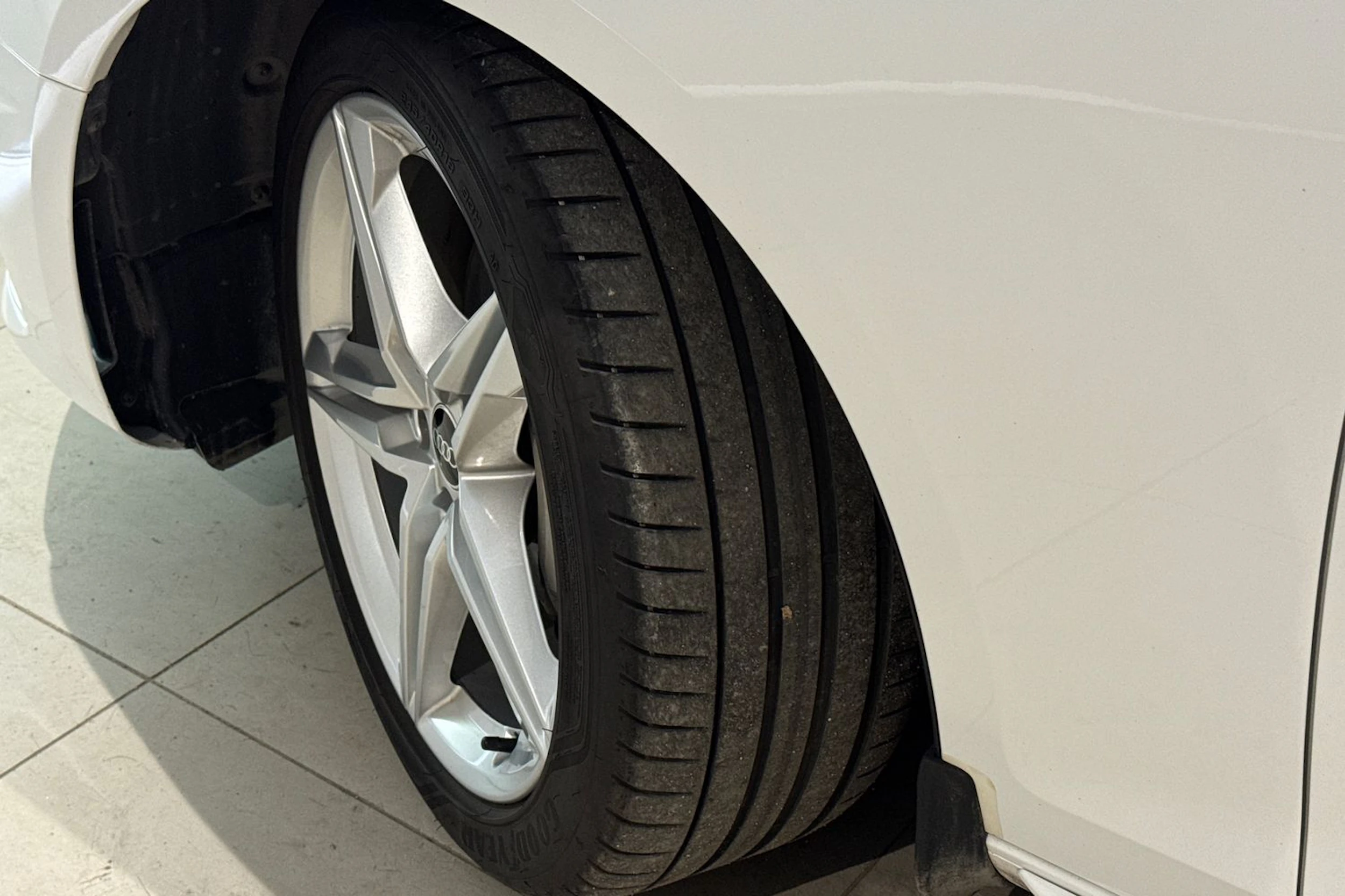 valkoinen Audi A4 2023 kuva 13.