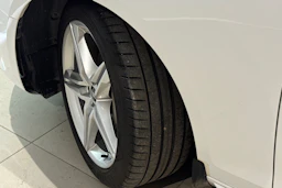 valkoinen Audi A4 2023 kuva 13.