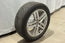 valkoinen Audi A4 2023 kuva 15.