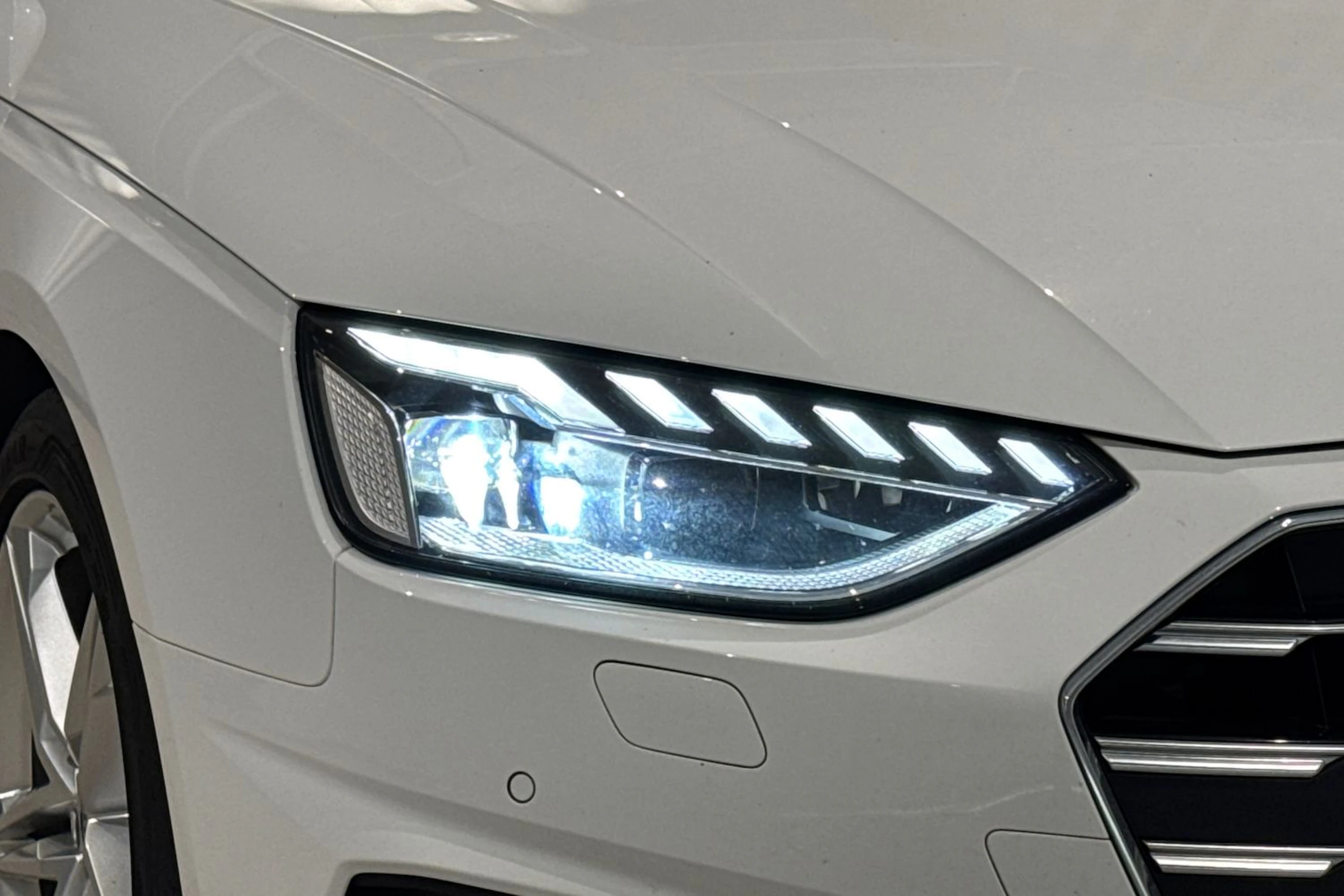 valkoinen Audi A4 2023 kuva 16.