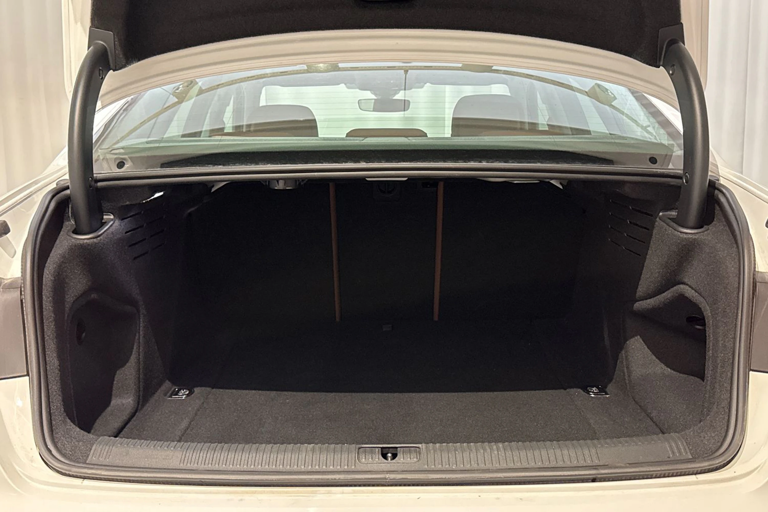 valkoinen Audi A4 2023 kuva 17.