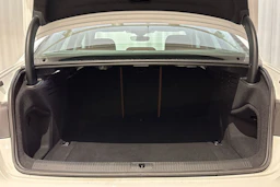 valkoinen Audi A4 2023 kuva 17.