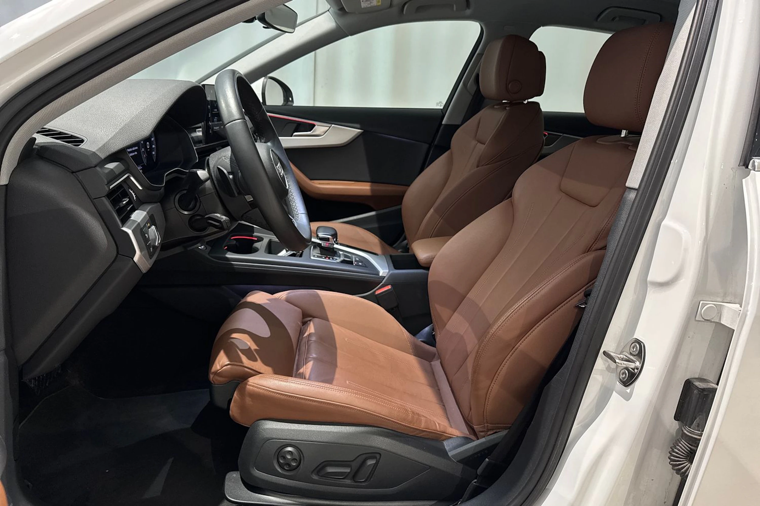 valkoinen Audi A4 2023 kuva 18.