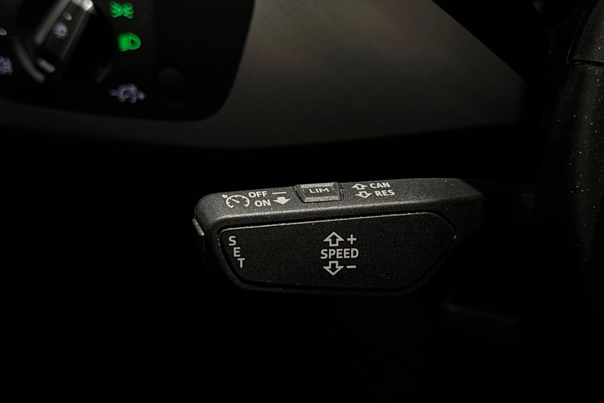 valkoinen Audi A4 2023 kuva 22.