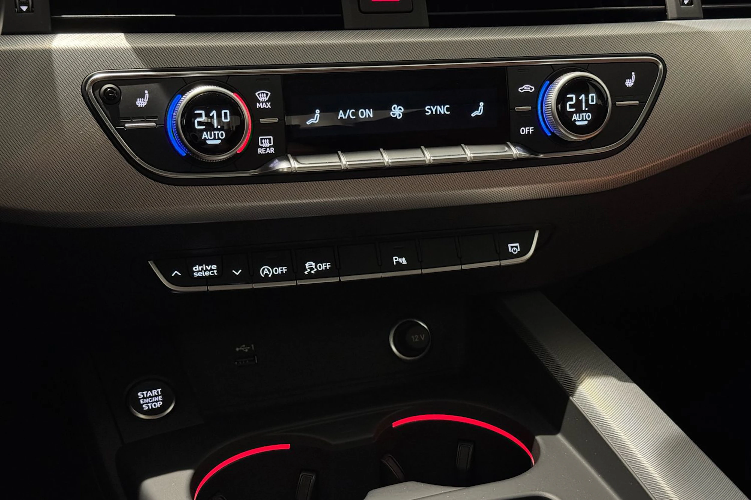 valkoinen Audi A4 2023 kuva 32.