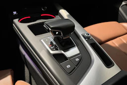 valkoinen Audi A4 2023 kuva 33.