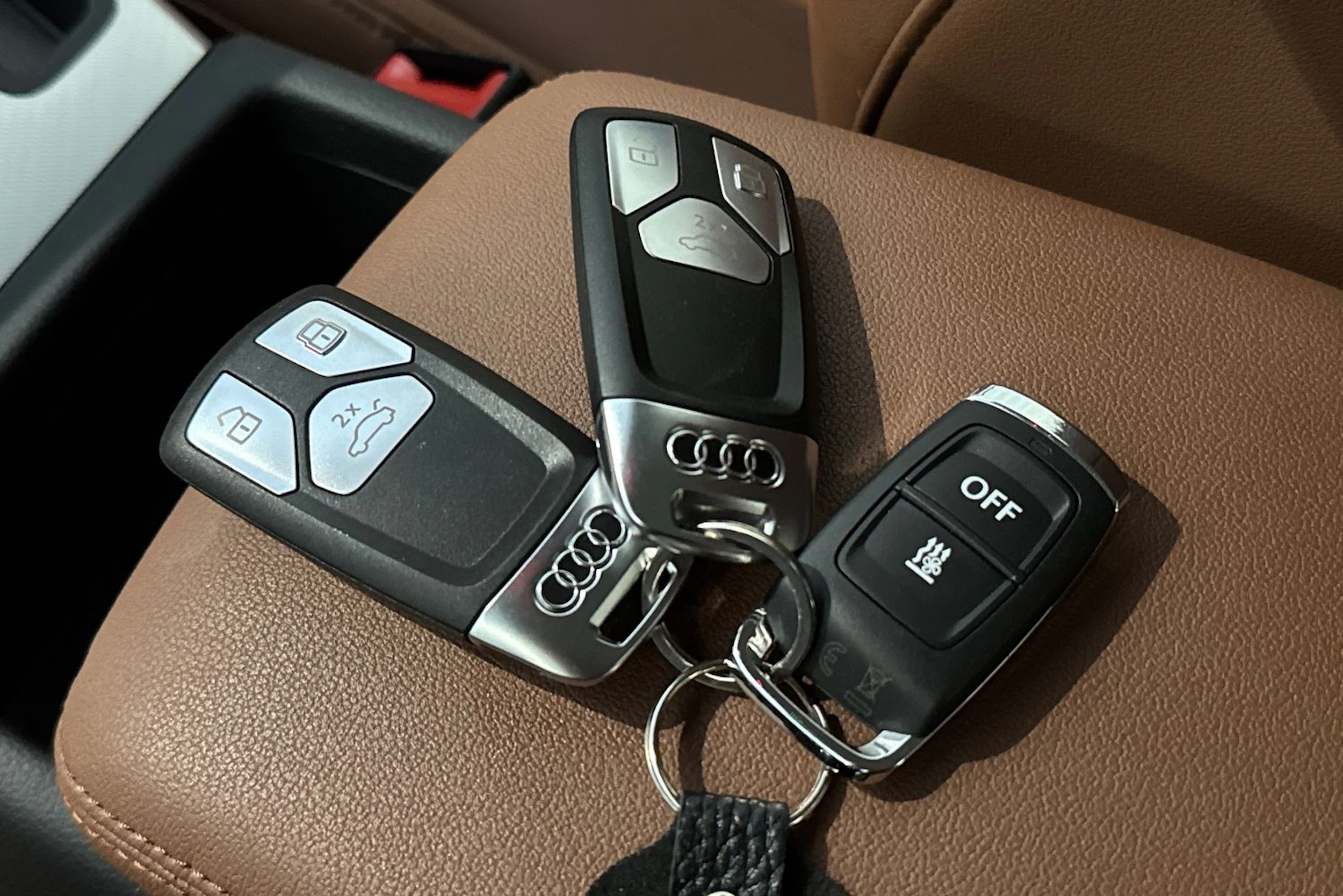 valkoinen Audi A4 2023 kuva 34.