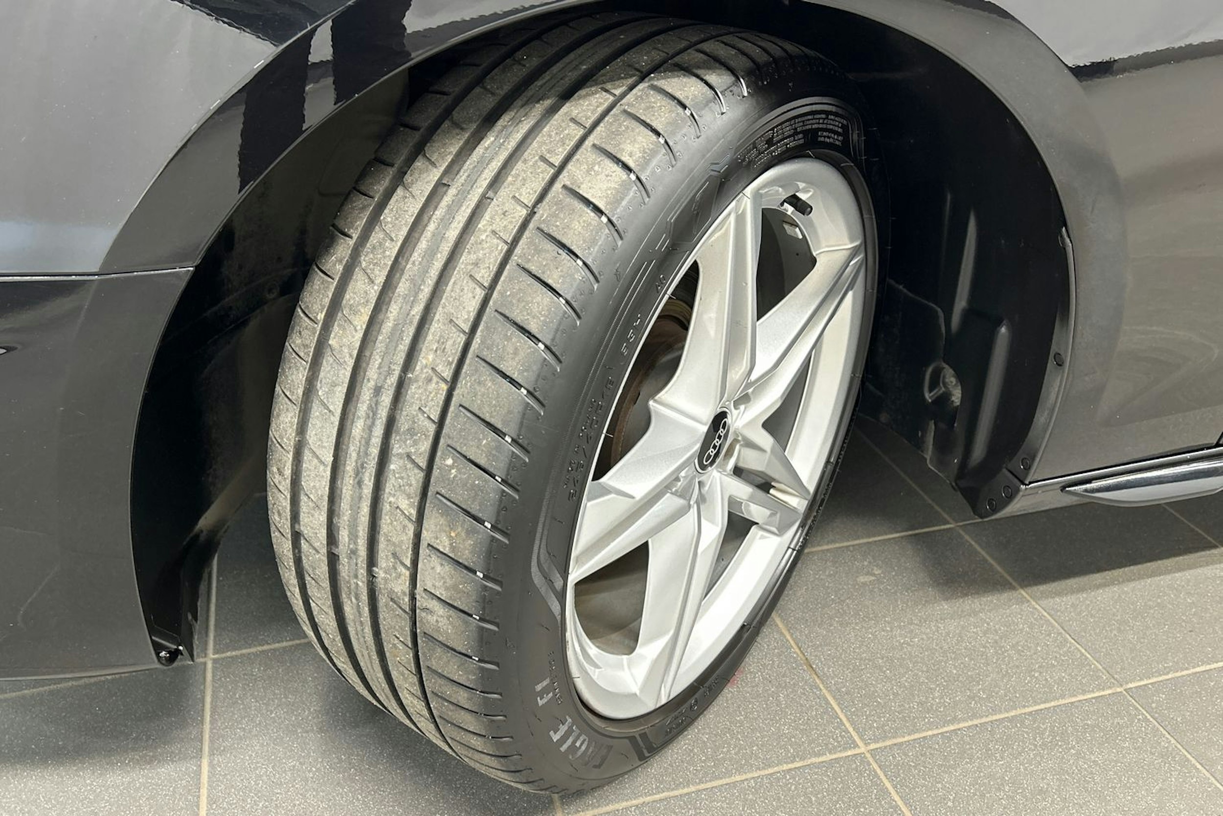 musta Audi A4 2023 kuva 13.