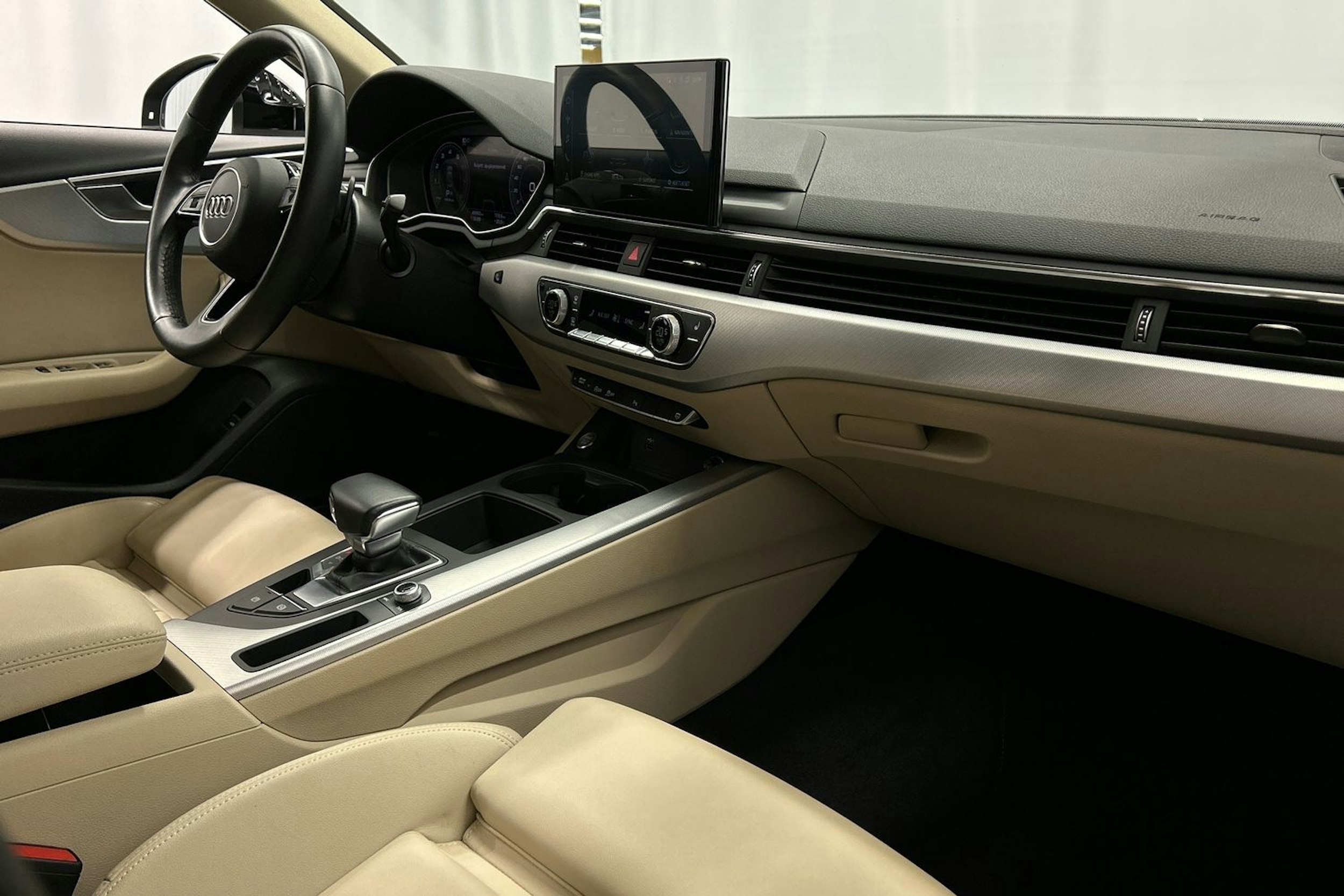 musta Audi A4 2023 kuva 14.