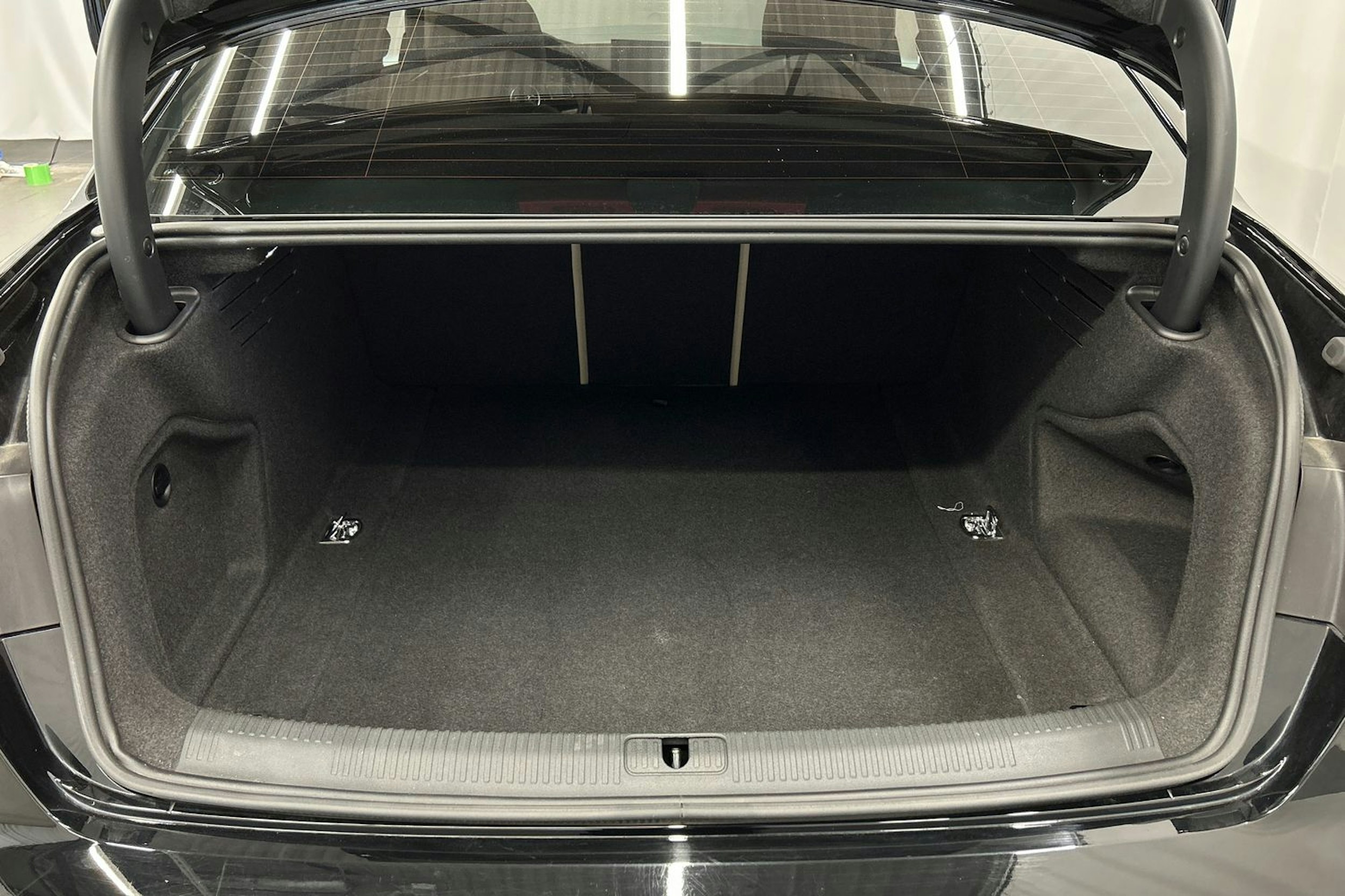 musta Audi A4 2023 kuva 16.