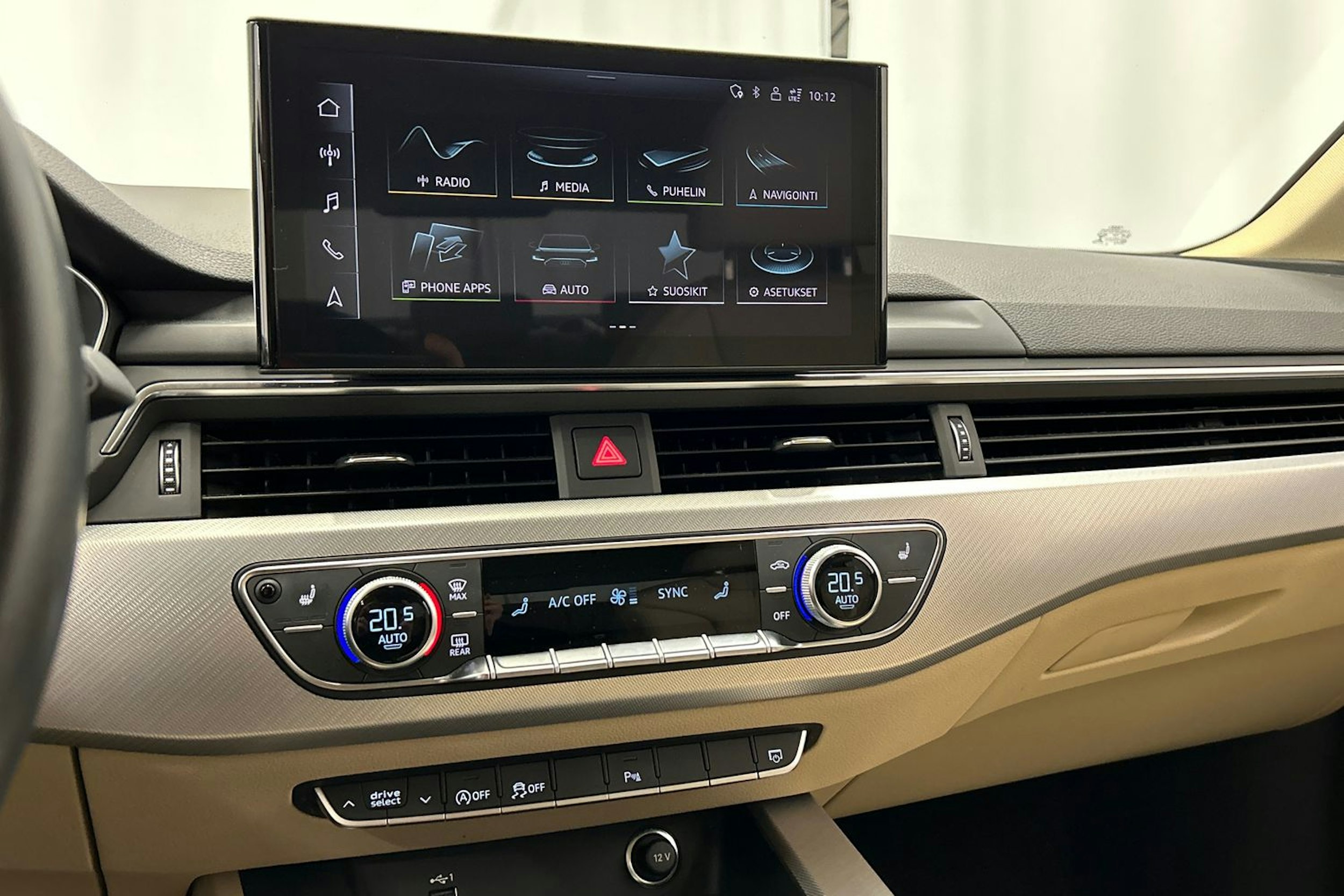 musta Audi A4 2023 kuva 22.