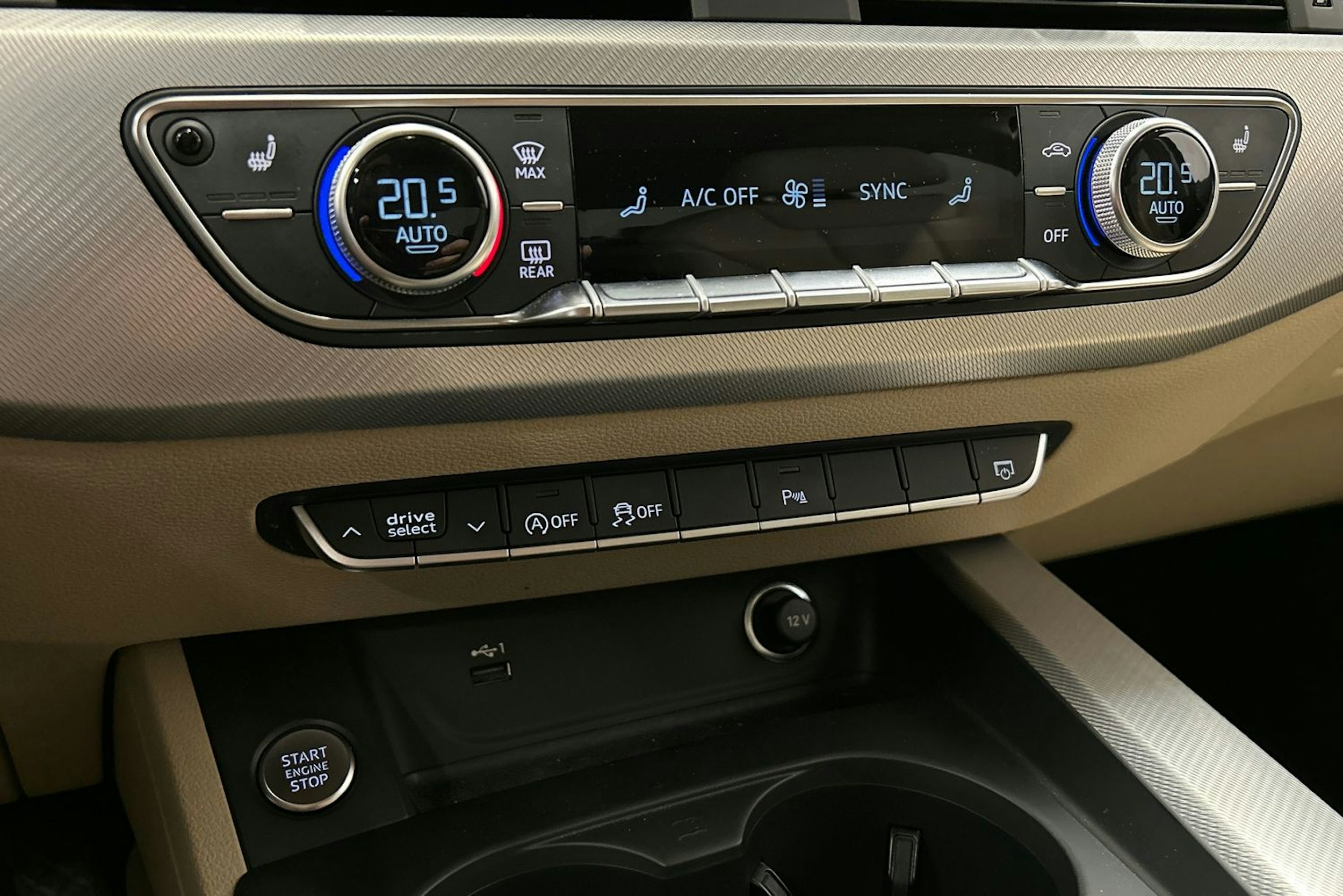musta Audi A4 2023 kuva 29.