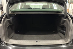 musta Audi A4 2023 kuva 11.