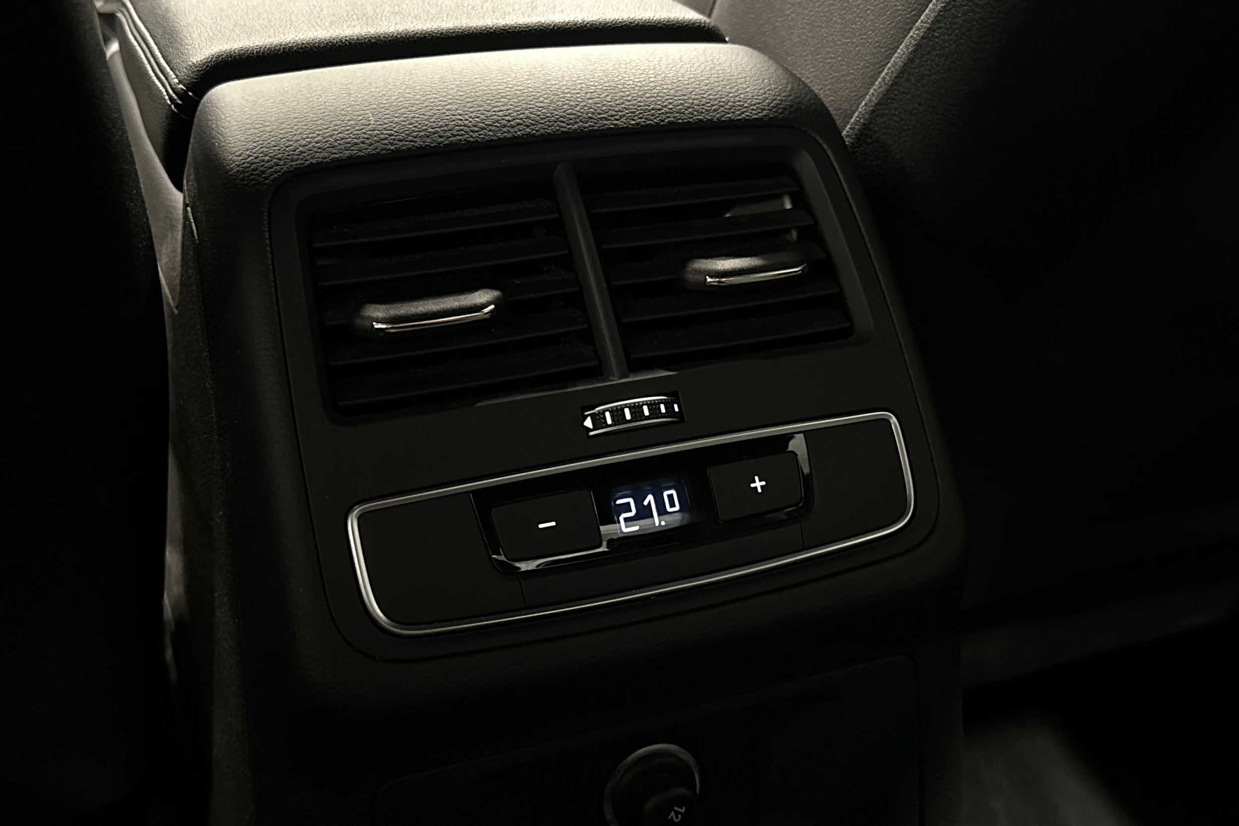 musta Audi A4 2023 kuva 13.