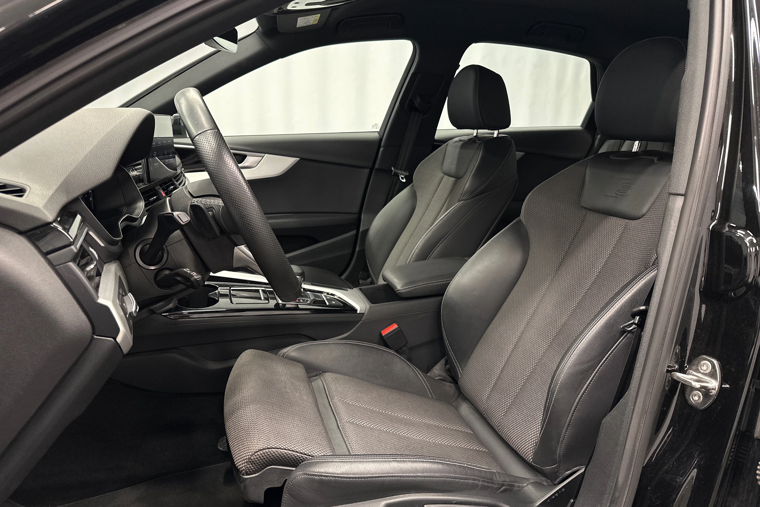 musta Audi A4 2023 kuva 14.