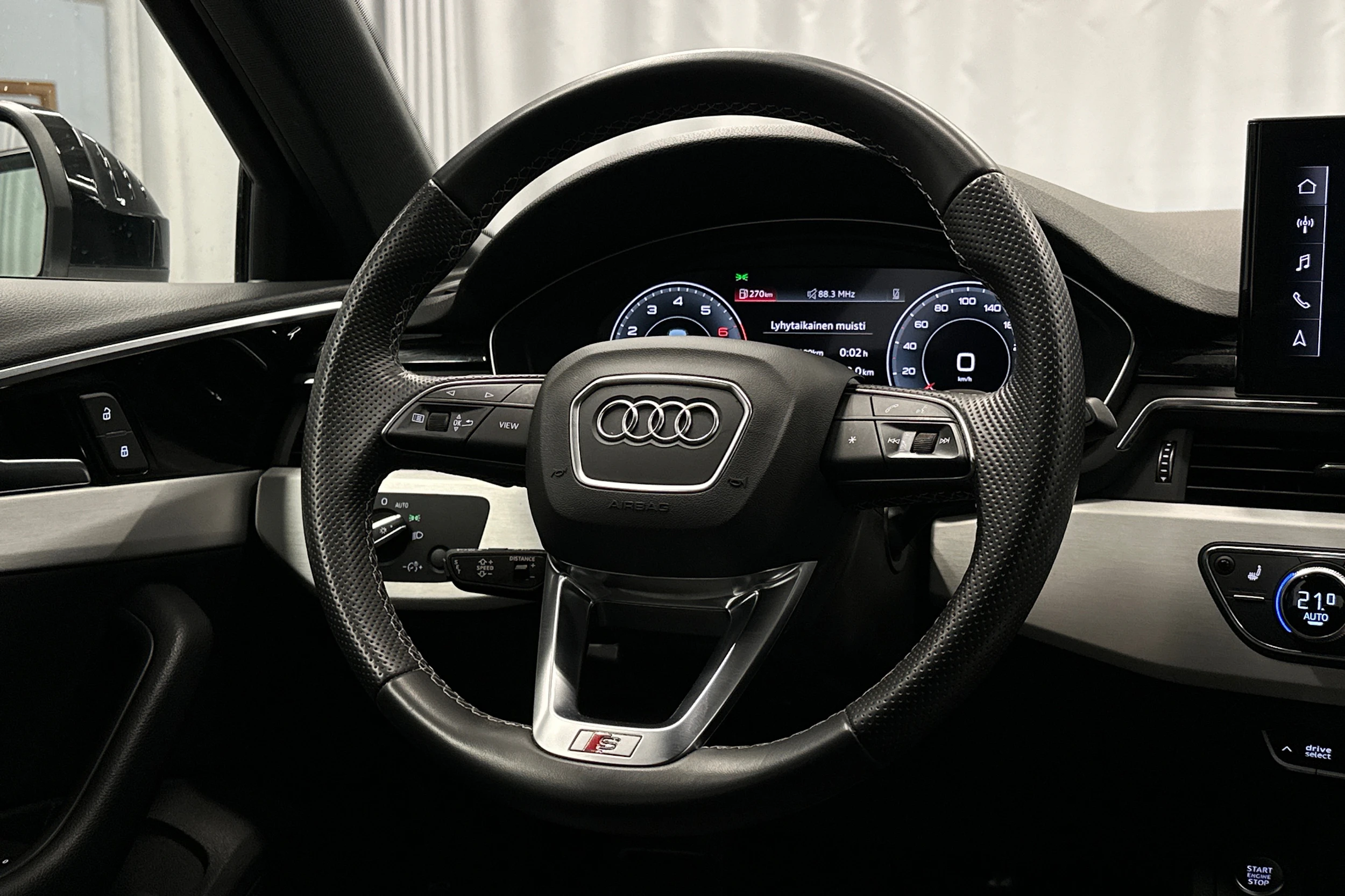 musta Audi A4 2023 kuva 15.