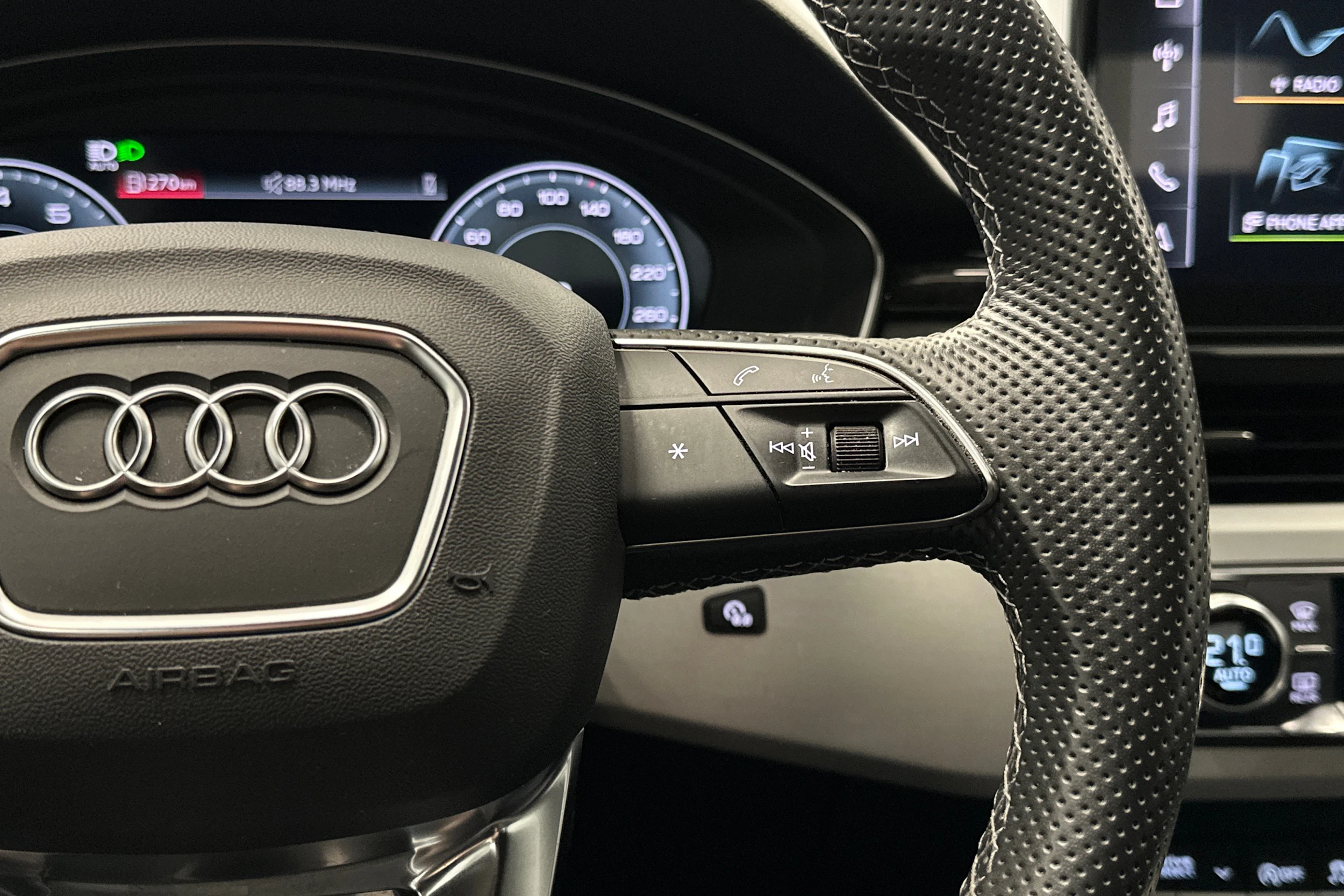 musta Audi A4 2023 kuva 17.