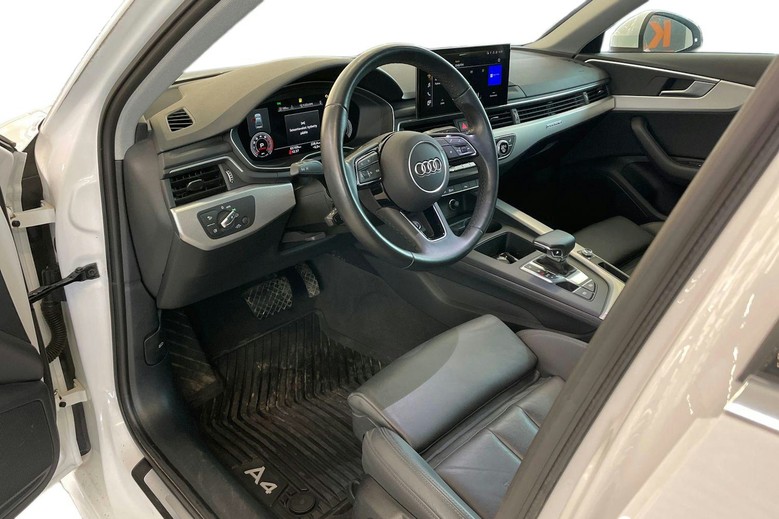Valkoinen Audi A4 2023 kuva 7.