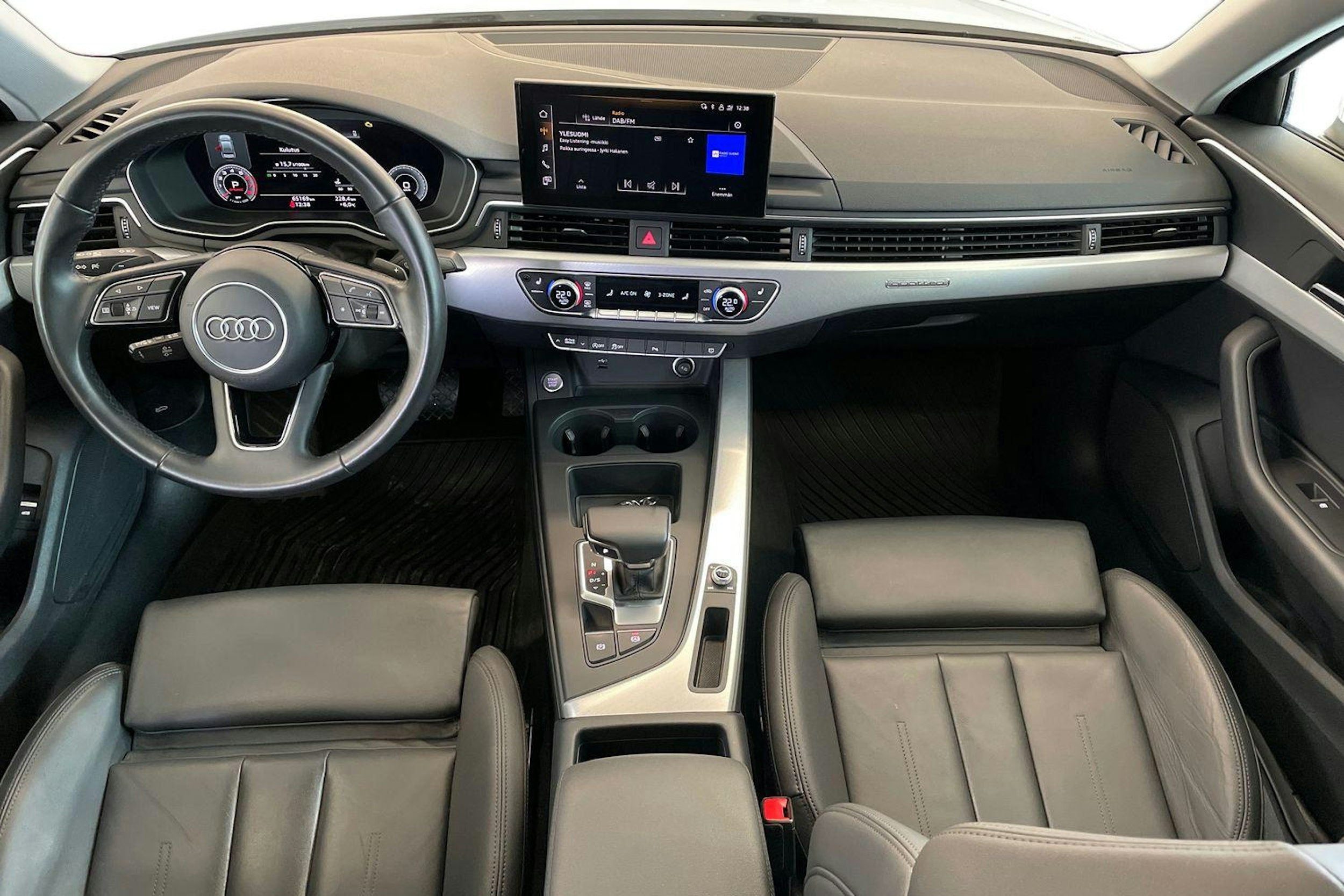 Valkoinen Audi A4 2023 kuva 9.