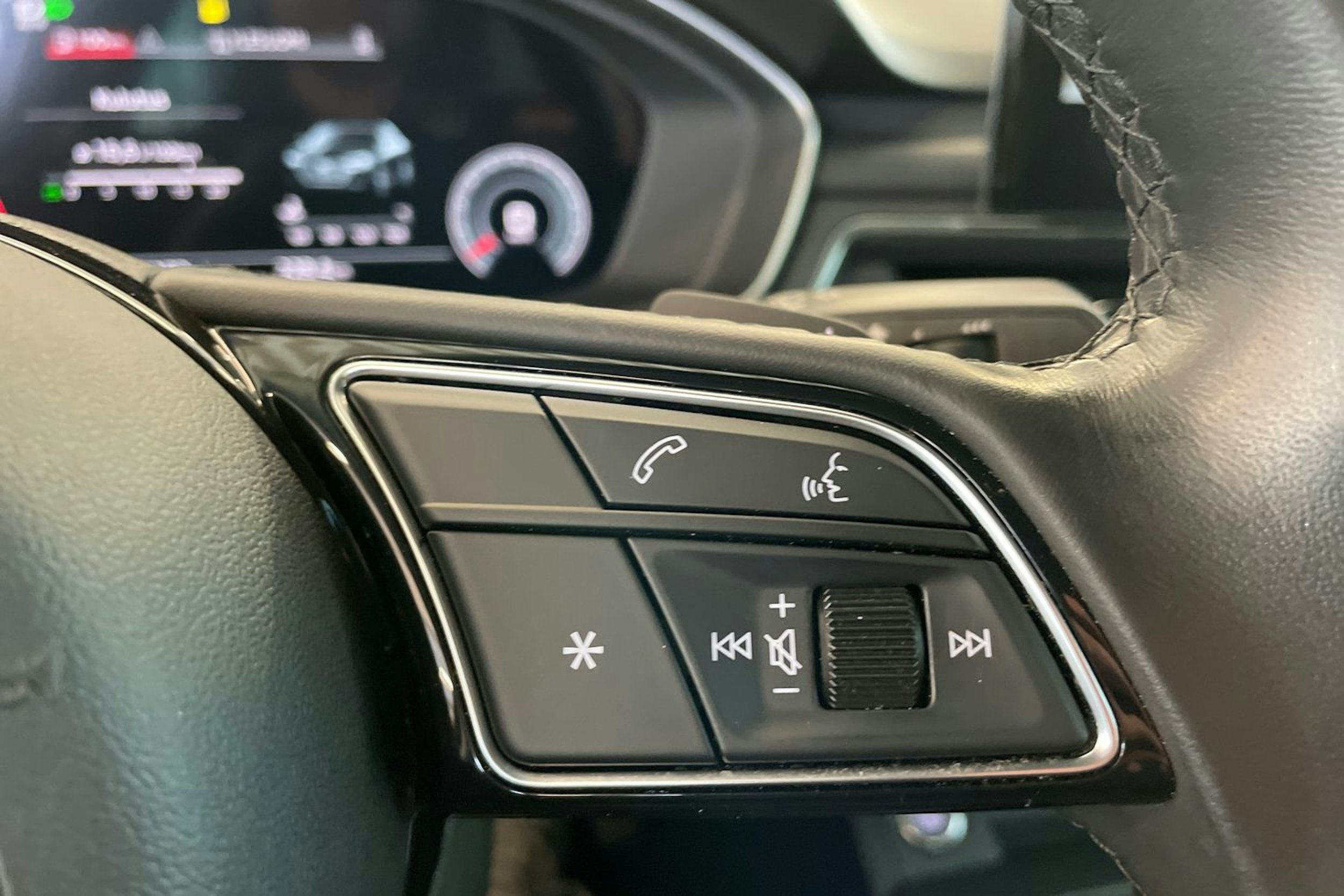 Valkoinen Audi A4 2023 kuva 18.