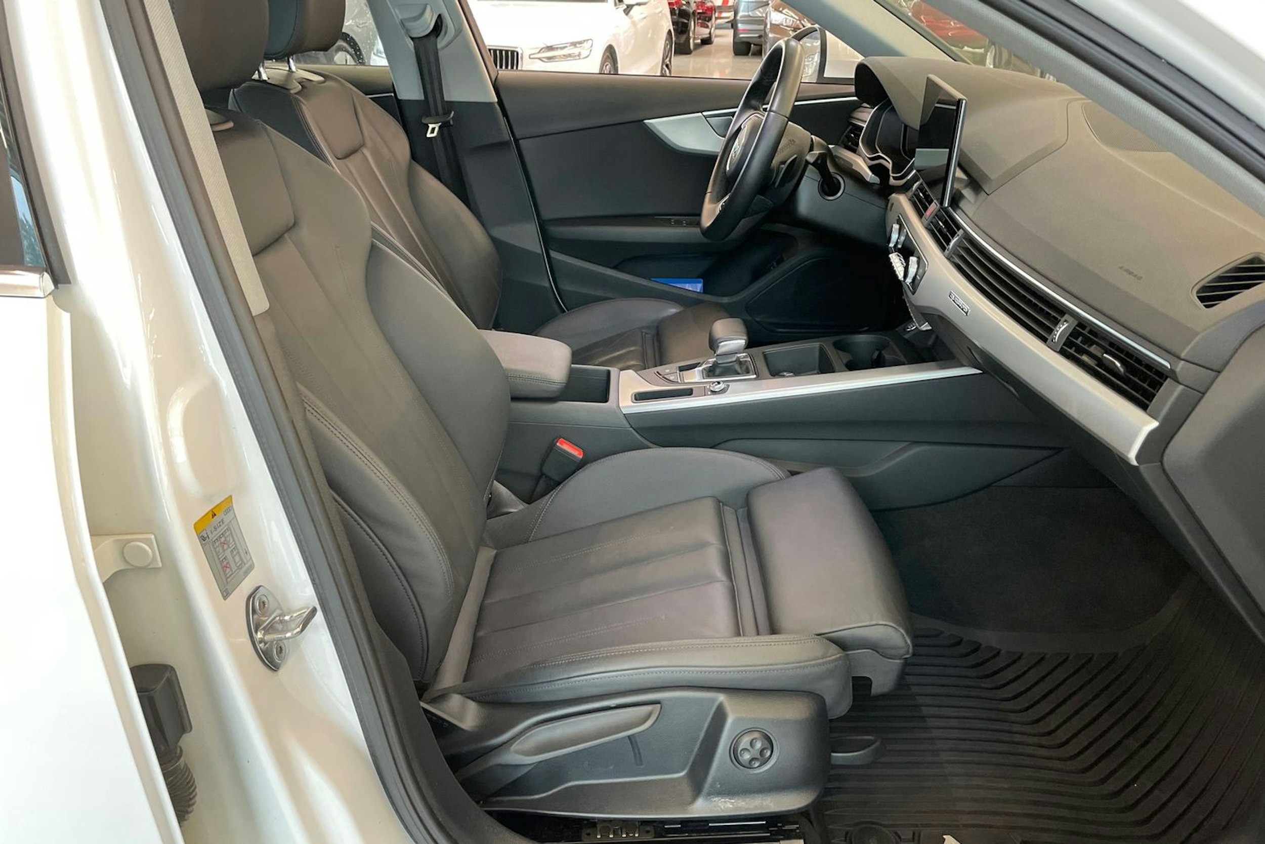 Valkoinen Audi A4 2023 kuva 20.