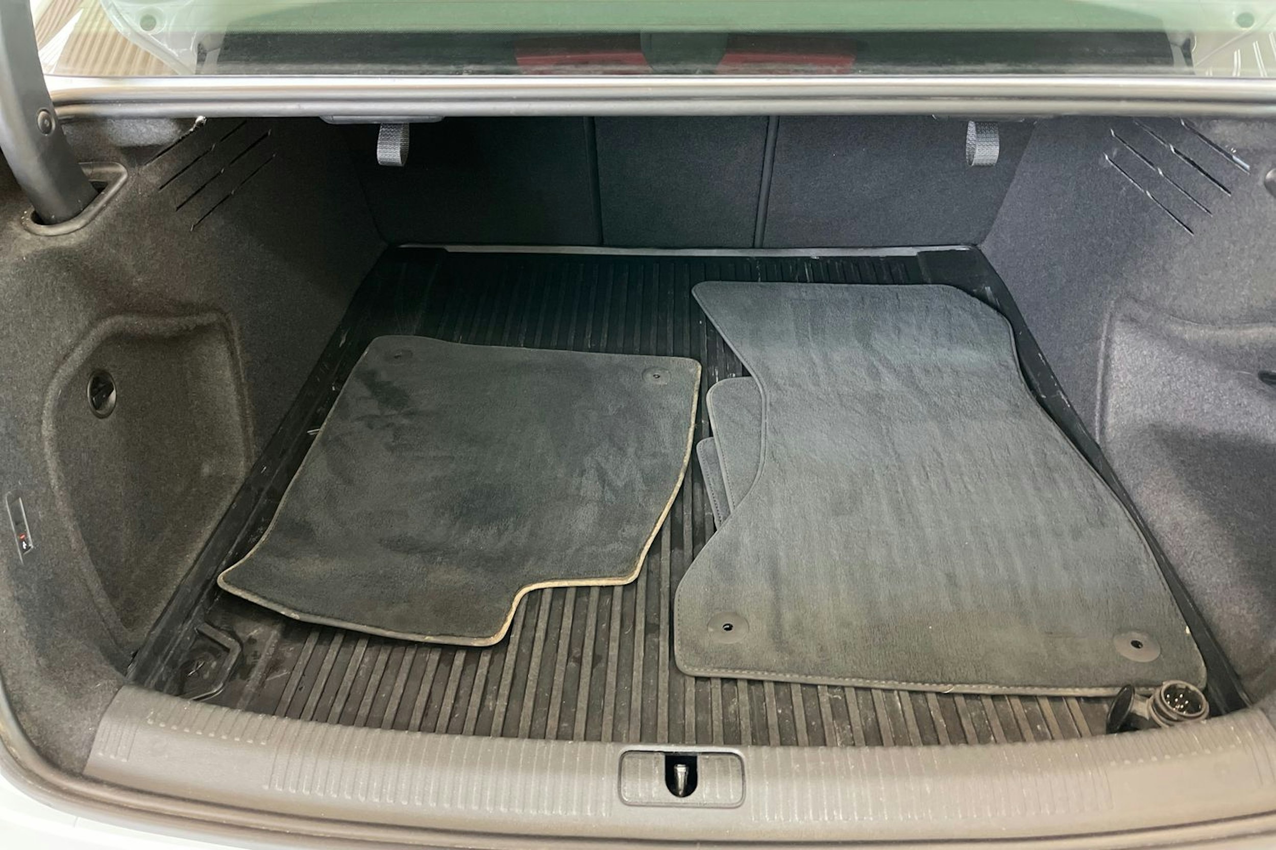 Valkoinen Audi A4 2023 kuva 21.