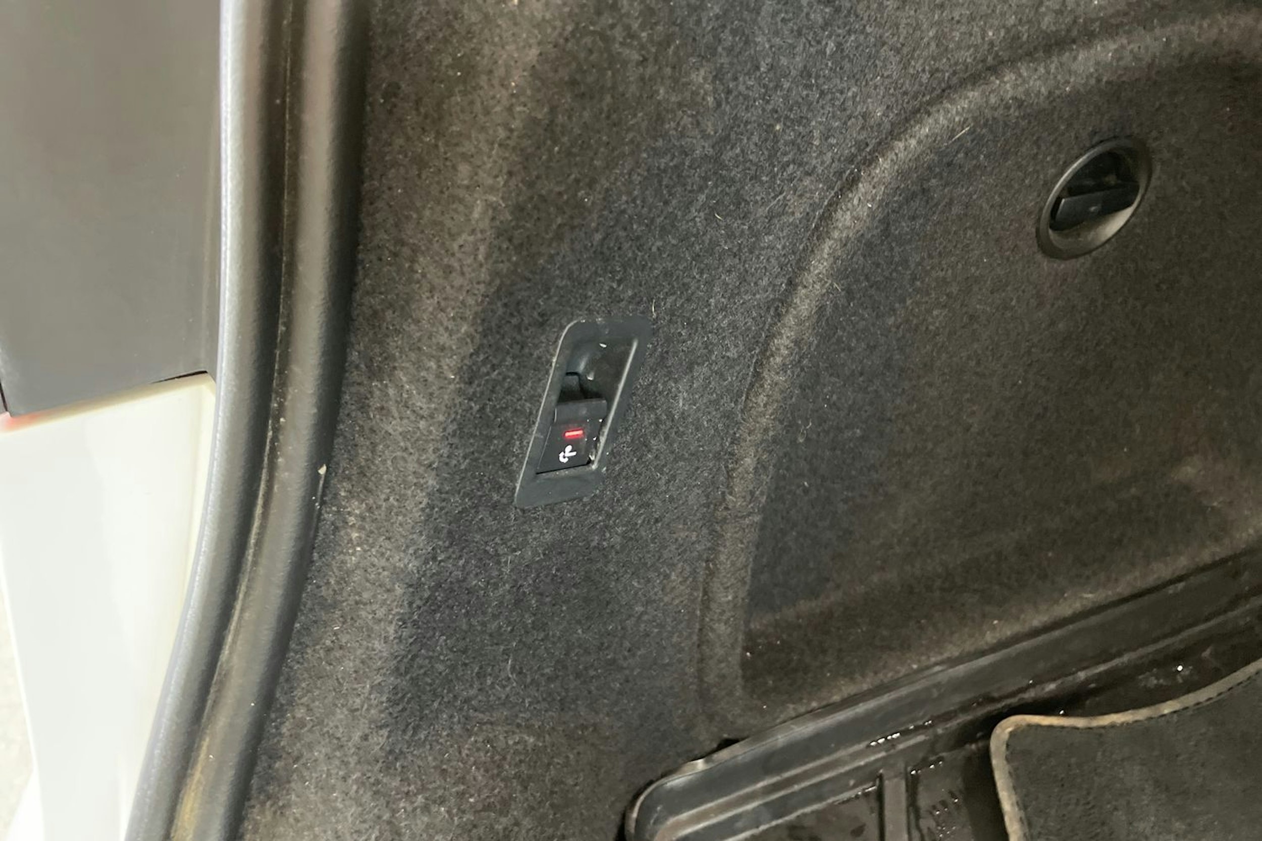 Valkoinen Audi A4 2023 kuva 22.