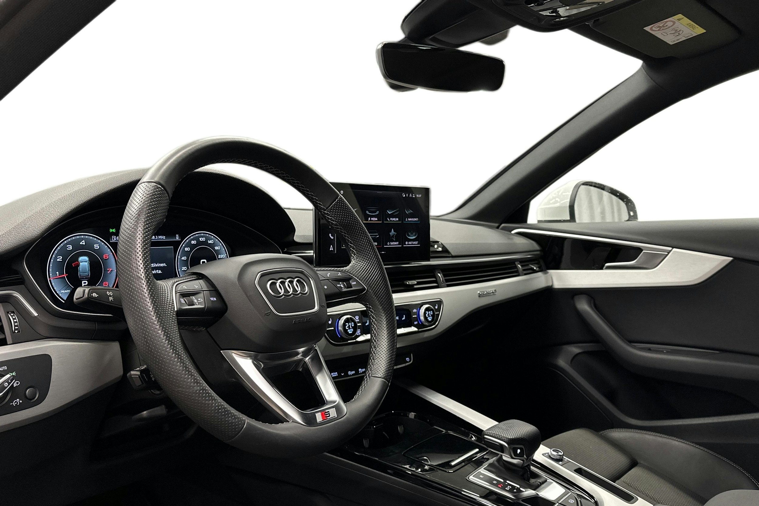 valkoinen Audi A4 2023 kuva 10.