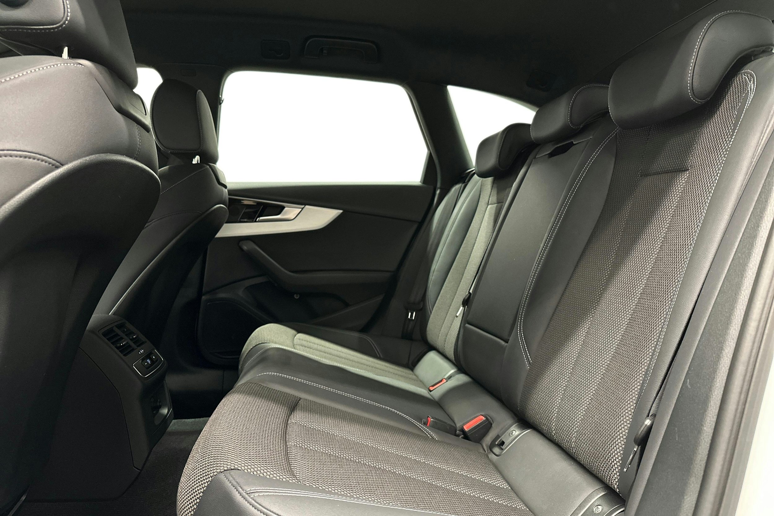 valkoinen Audi A4 2023 kuva 13.