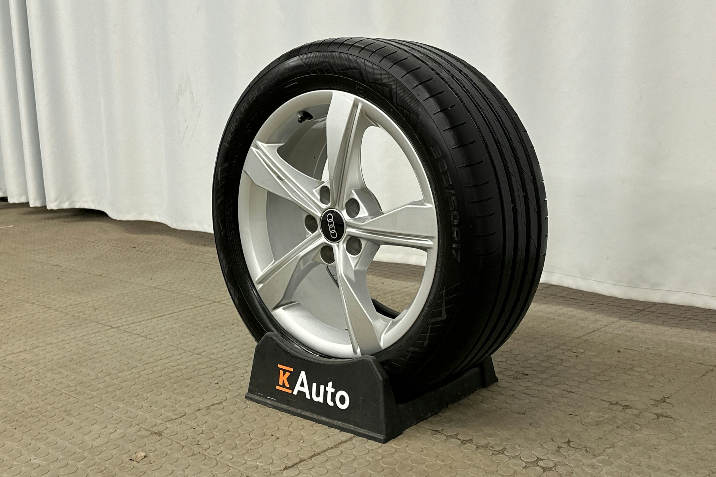 valkoinen Audi A4 2023 kuva 16.