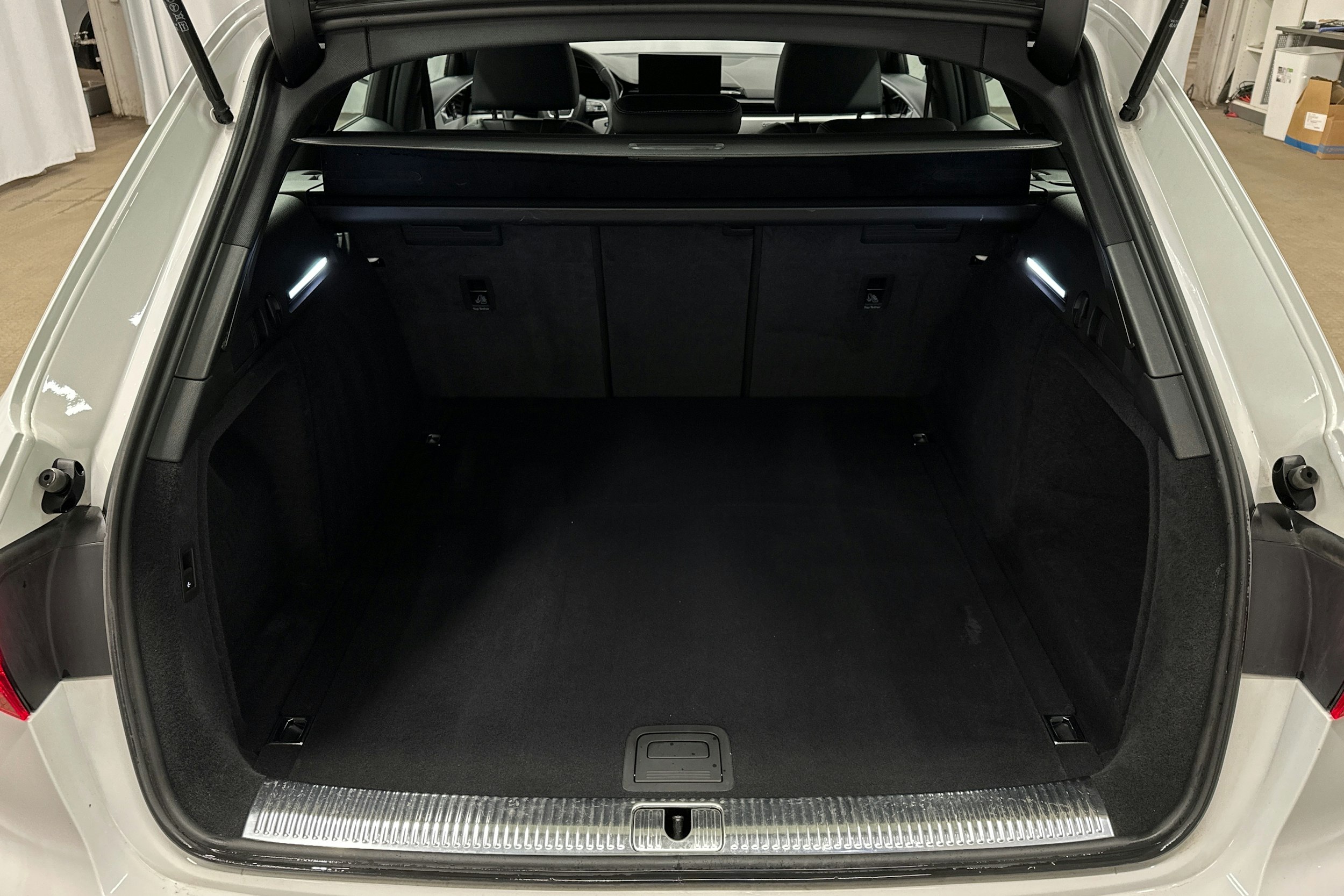 valkoinen Audi A4 2023 kuva 17.