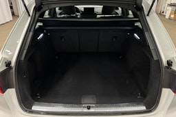 valkoinen Audi A4 2023 kuva 17.